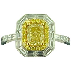 Anello con diamante centrale in platino da 1,13 carati con taglio a cuscino giallo fantasia