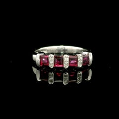 Platin 1,13ctw Vivid Red Square Step Cut Ruby & Diamant Bar Band Ring