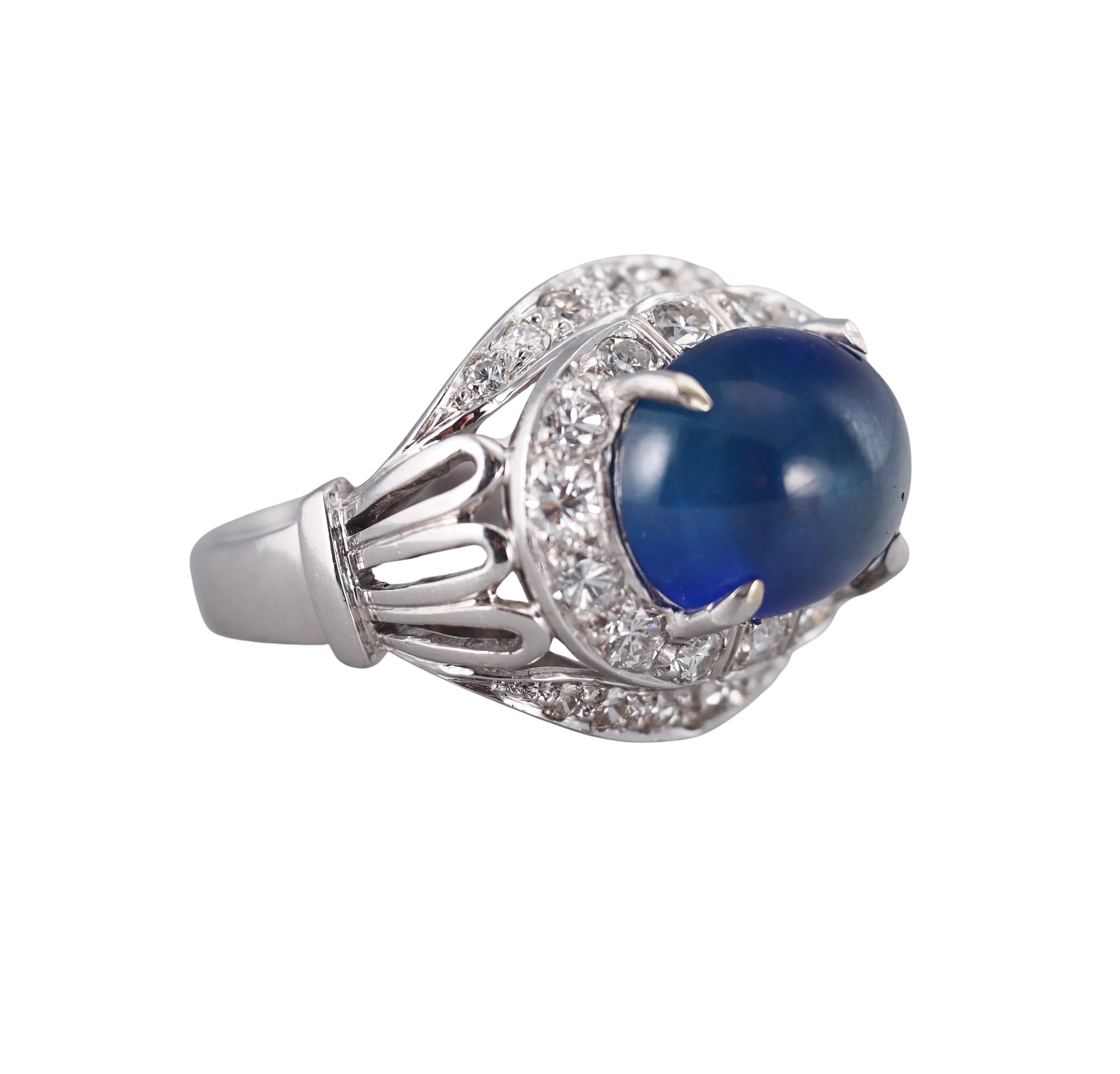 Bague en platine, sertie au centre d'un saphir cabochon ovale d'environ 11,50 carats, la pierre mesurant environ 13,5 x 10,3 x 7,5 mm, entourée d'environ 1,30ctw H/VS -SI diamants.
Taille de l'anneau 6,75, le haut mesure 23 mm x 18 mm.
Plaque