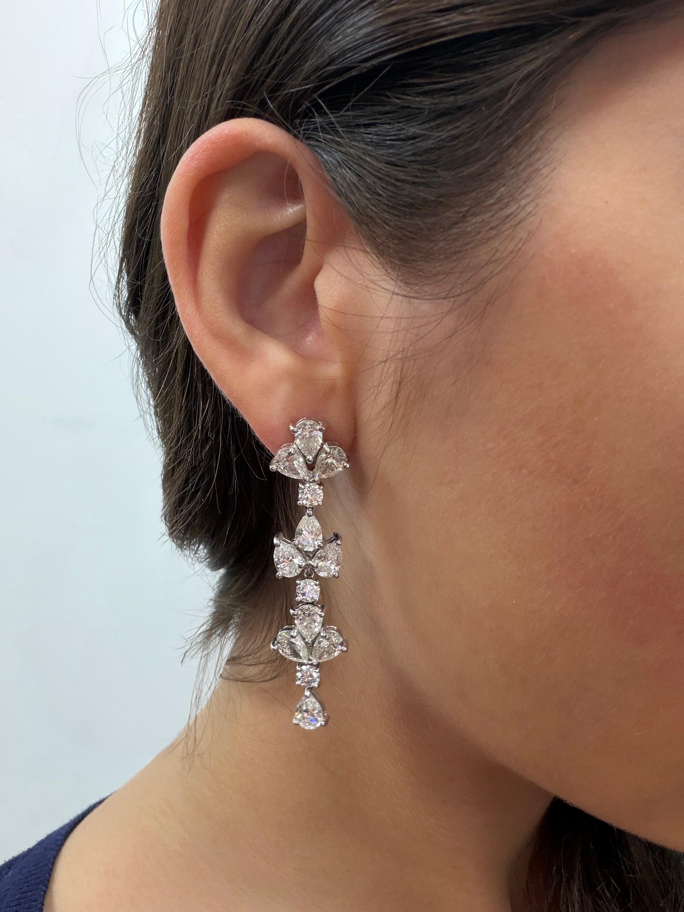 Questi orecchini a goccia in platino mozzafiato presentano ben 11,86 carati di diamanti taglio pera e accenti di diamanti rotondi disposti in un grazioso design a cascata. Ogni diamante cattura la luce con straordinaria brillantezza, creando