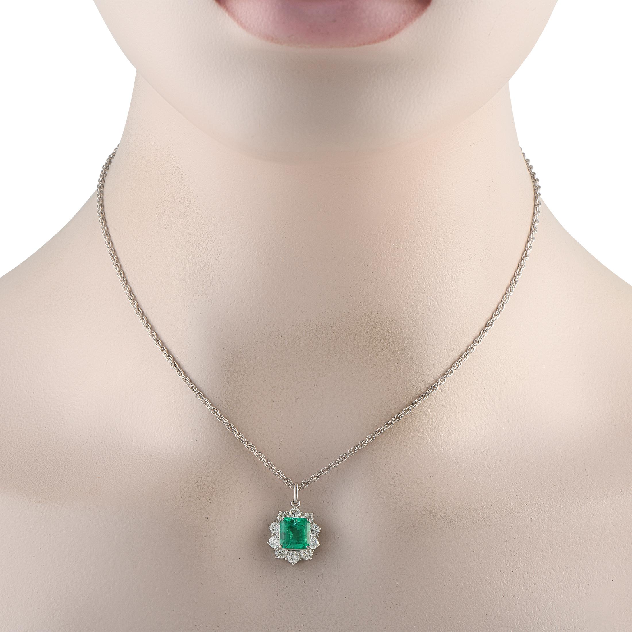 Lo smeraldo è una gemma associata all'amore, alla crescita e alla protezione. In questa collana di platino, uno smeraldo ottagonale è circondato da un alone di dieci diamanti tondi brillanti. L'accattivante ciondolo è sospeso da una delicata catena
