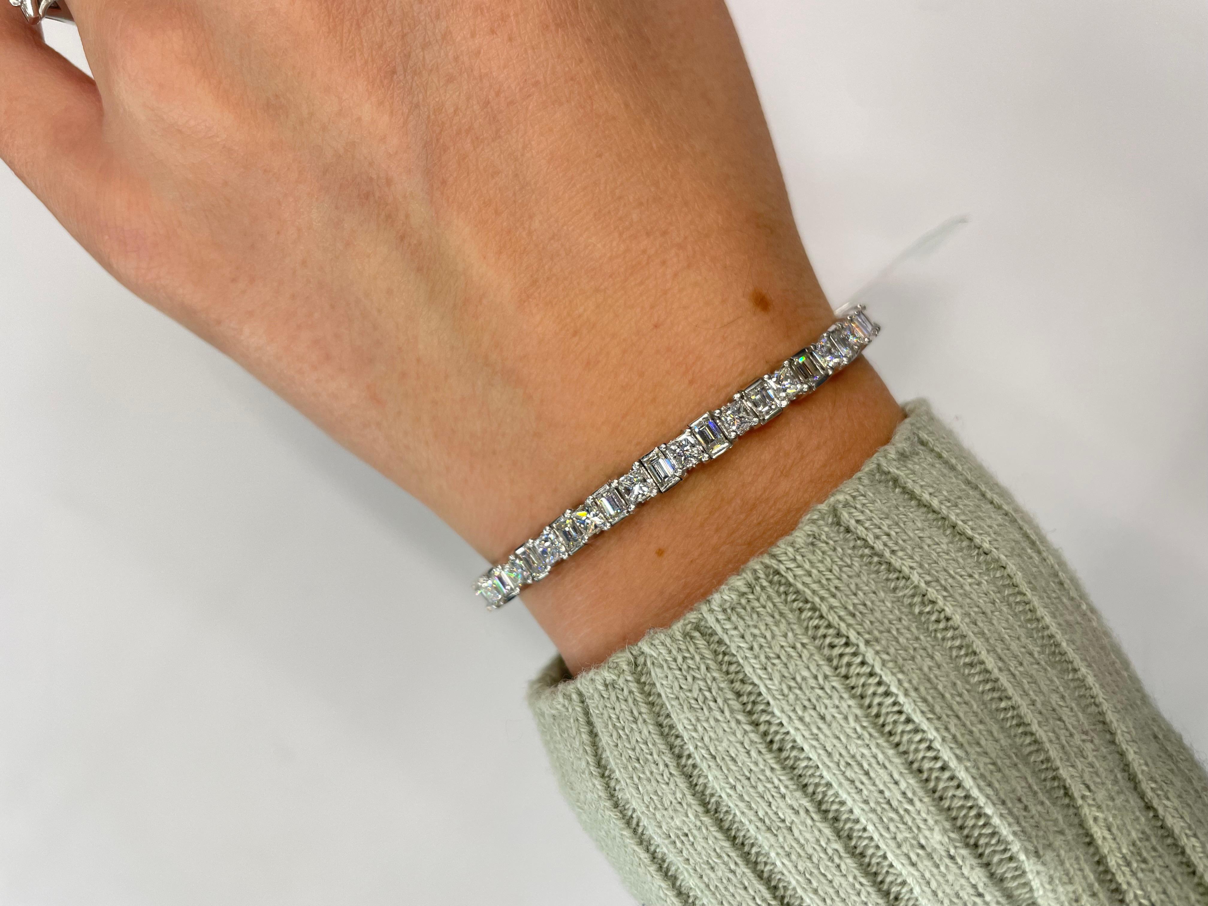 Dies ist eine schöne Platin 12 Karat Diamant eine Zeile Tennis Prinzessin und Smaragd geschnitten Armband.
Gefertigt aus Platin, besetzt mit Diamanten im Brillant- und Stufenschliff von außergewöhnlicher Qualität. Dieses brillante und lebendige