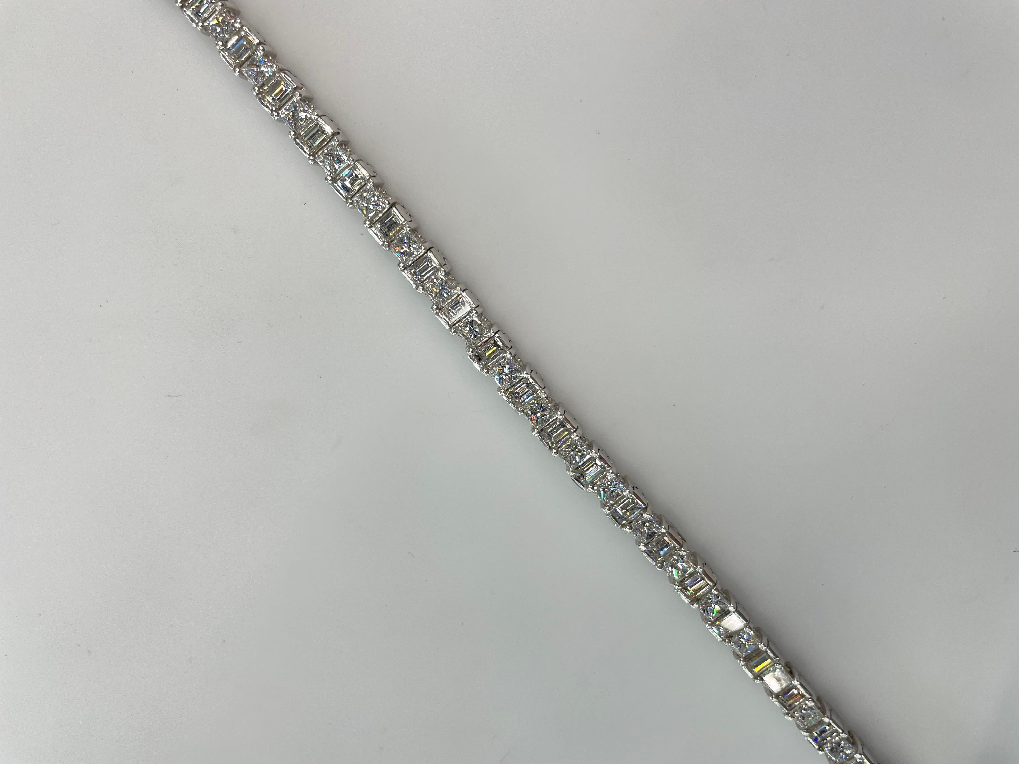 Platin 12 Karat Diamant One Line Tennis Prinzessinnen- und Smaragdschliff Armband (Moderne) im Angebot