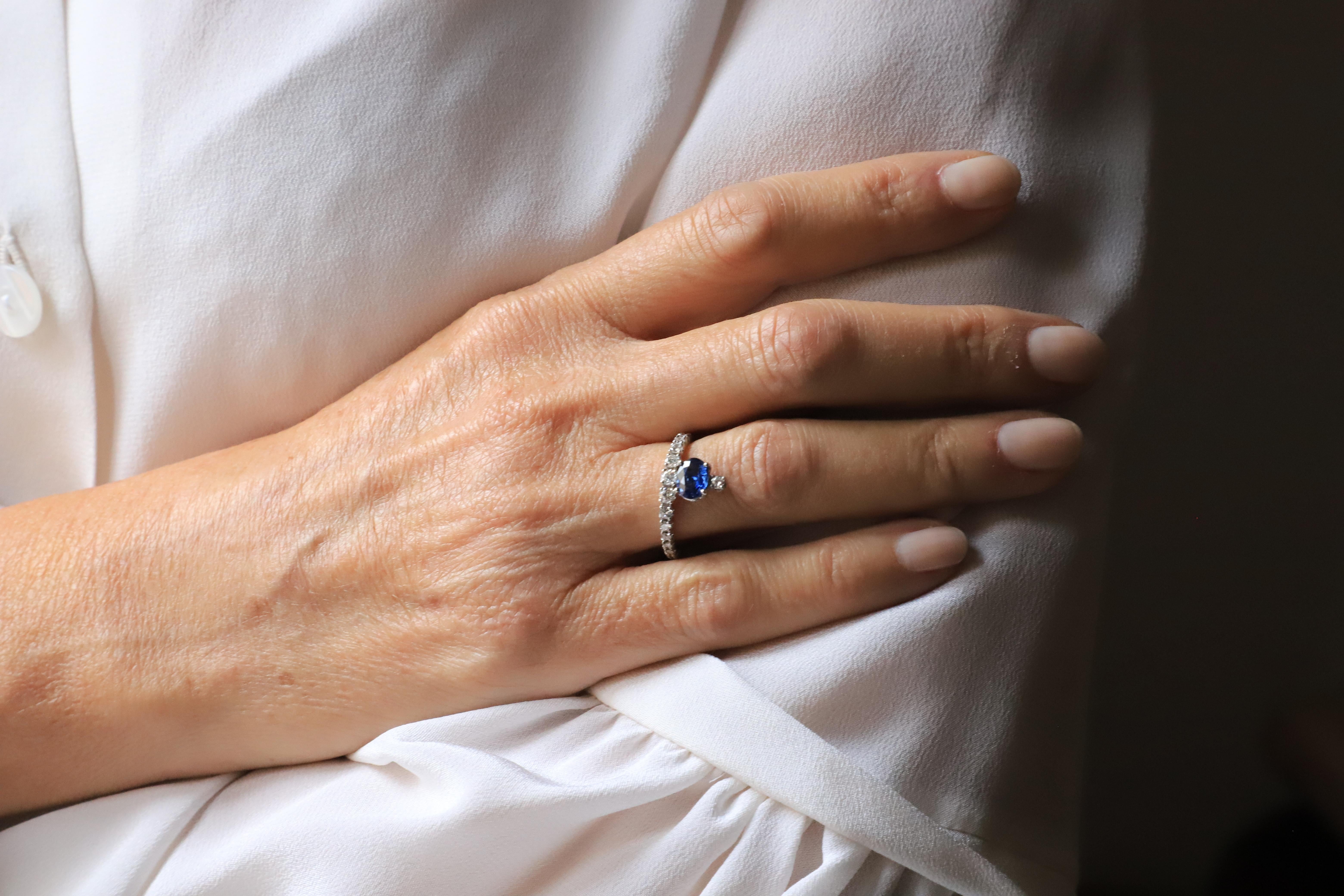 Bague de fiançailles contemporaine en platine 1,20 carats saphir bleu 0,50 carats diamants blancs taille brillant GVS1 
Magnifique bague de fiançailles au design contemporain fabriquée à la main en platine et enrichie d'un saphir bleu profond de