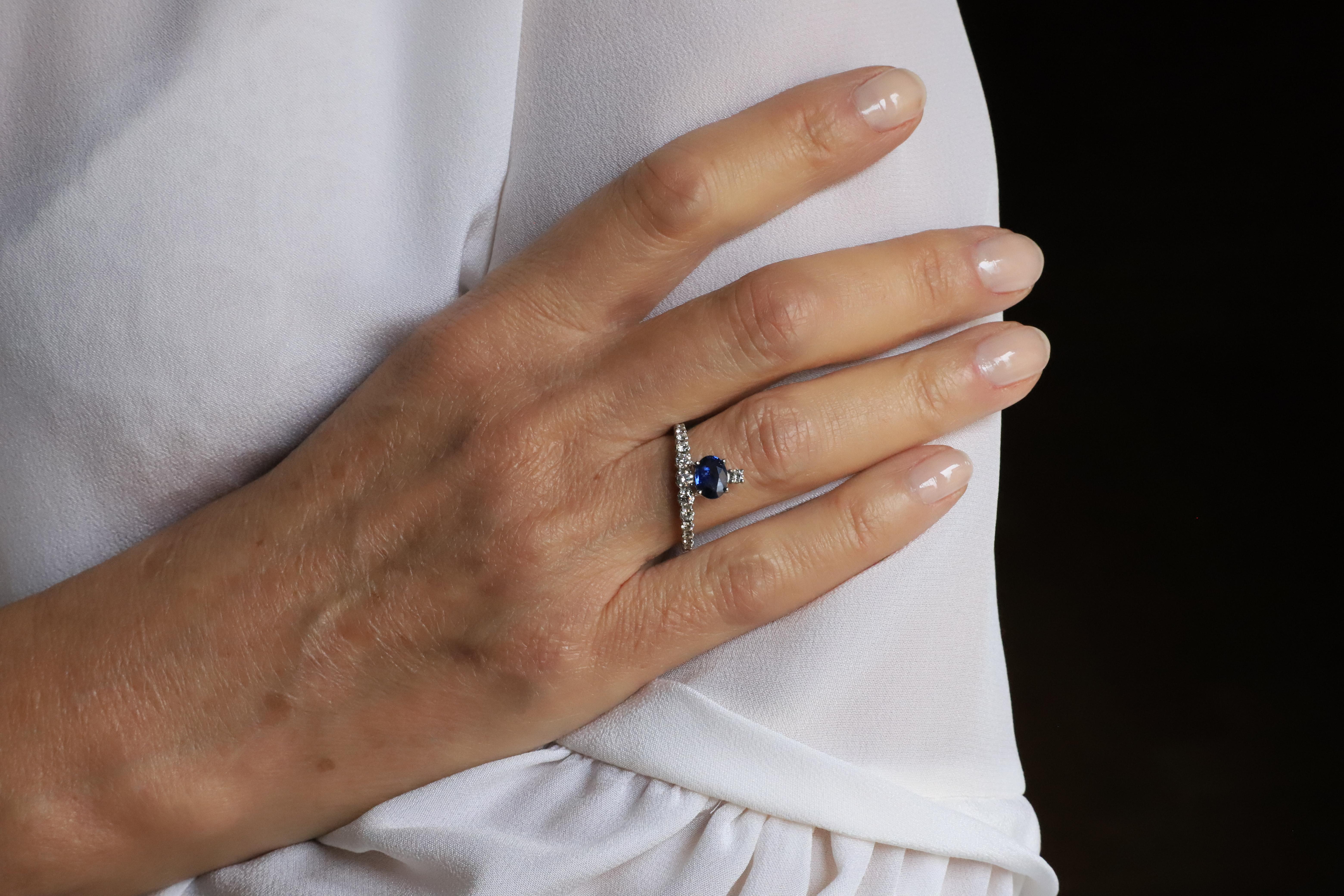 Taille brillant Bague de fiançailles en platine avec saphir bleu 1,20 carat et diamants blancs 0,50 carat en vente