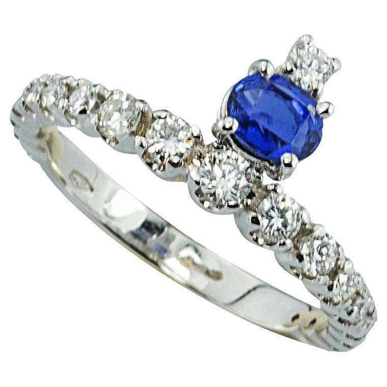 Bague de fiançailles en platine avec saphir bleu 1,20 carat et diamants blancs 0,50 carat en vente