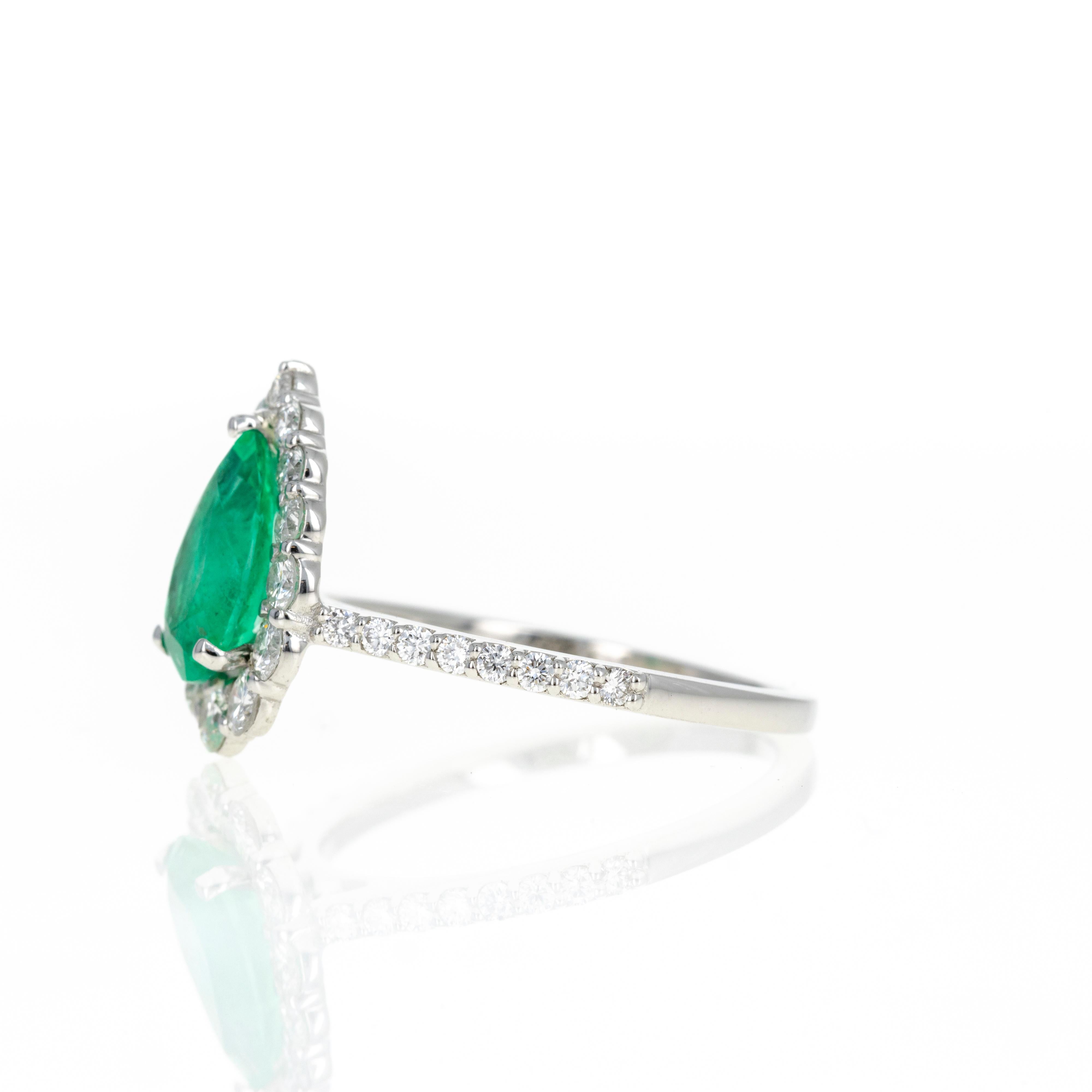 Women's Platinum 1.23 Carat Pear Emerald Diamond Halo Ring For Sale