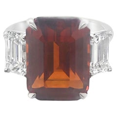 Platin 12,50 Karat Orangefarbener Saphir und Diamant Dreisteinring aus Platin