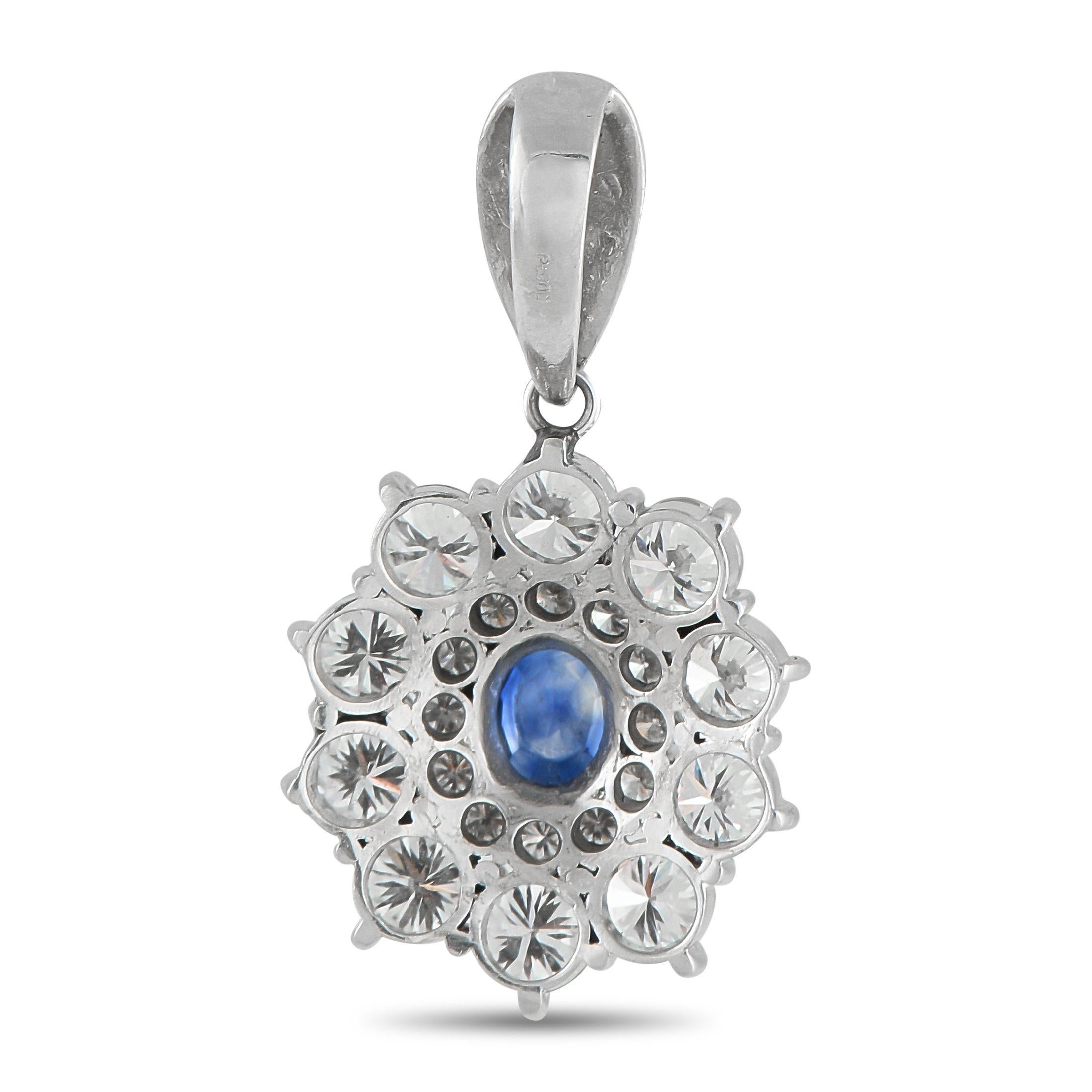 Il design classico ed elegante rende questo ciondolo di lusso l'aggiunta perfetta a qualsiasi catena o collana esistente. I diamanti con un peso totale di 1,25 carati permettono di catturare la luce senza sforzo, mentre la pietra centrale di zaffiro