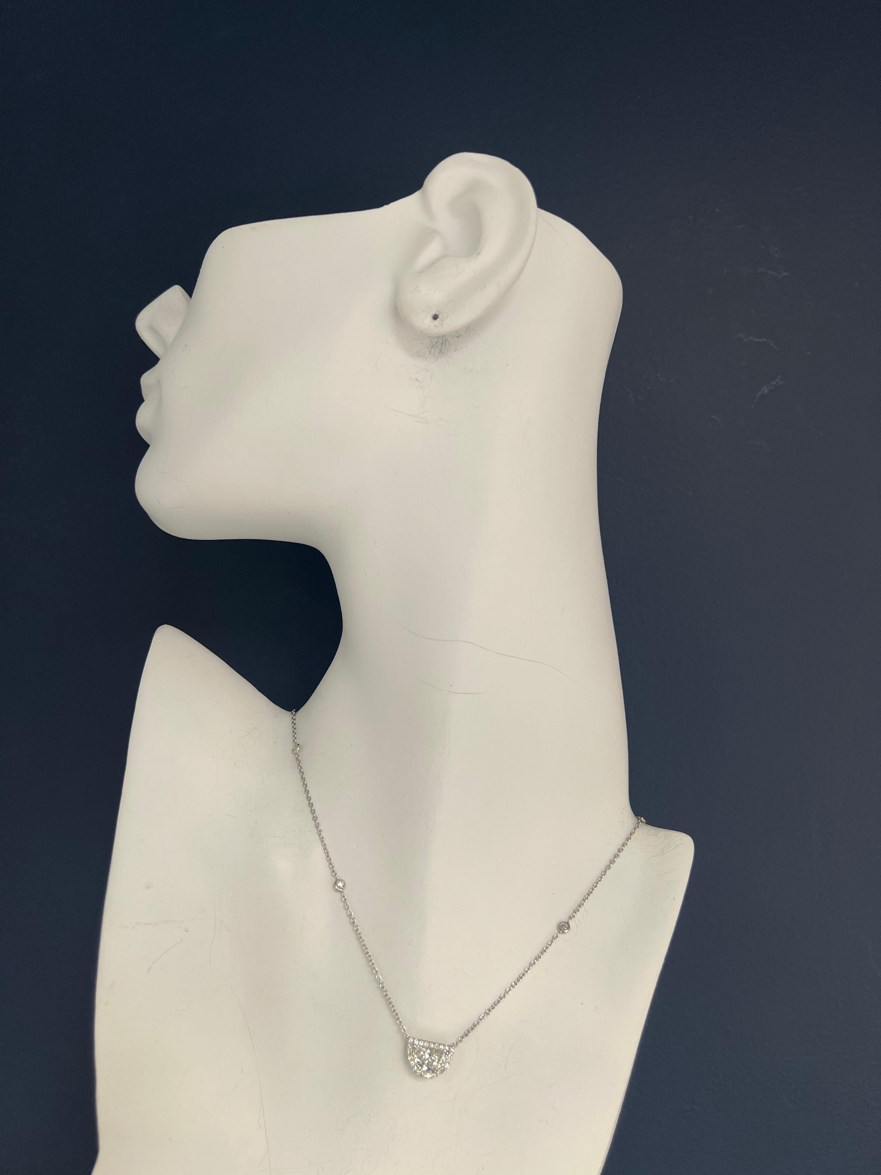 Magnifico ciondolo in platino da 1,27 carati certificato GIA con raro diamante naturale mezzaluna I VVS1

La pietra centrale è un diamante naturale a mezza luna modificato Brilliante da 1,27 carati, certificato da GIA (#6193007685) con colore I e
