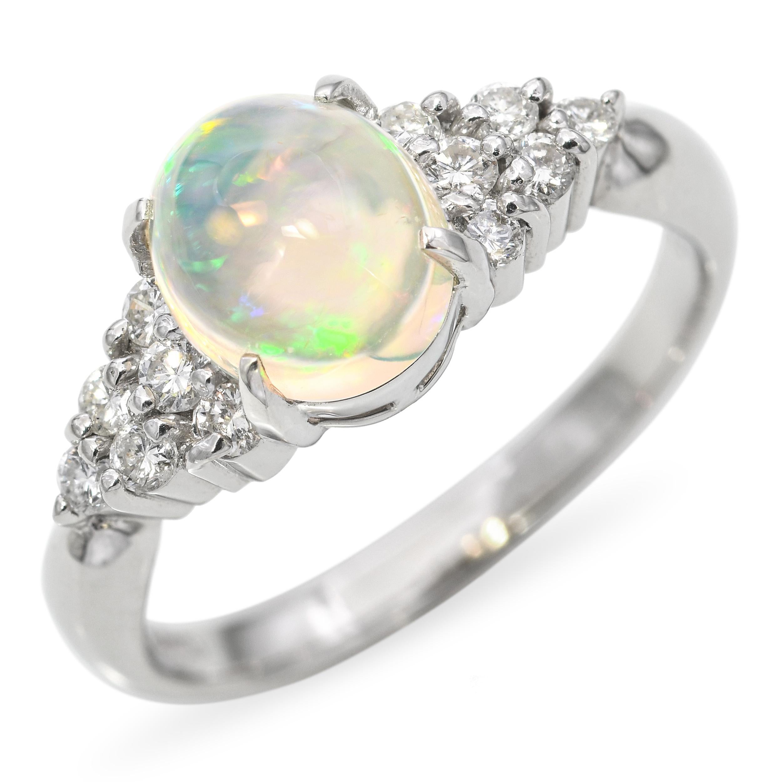 Cette bague vintage en platine luxueux est ornée d'une opale gelée de 1,27 carat, connue pour son corps translucide et son jeu de couleurs internes vives. L'opale brille avec des éclats d'orange, de vert et de bleu, créant un effet éthéré et rêveur.