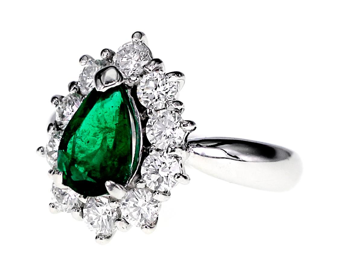Sertie en platine (PT 900), la bague comporte 1,29 carat d'émeraude de Zambie vert vif et 1,07 carat de diamant de couleur D et de pureté VVS.
Taille de l'anneau : US 6