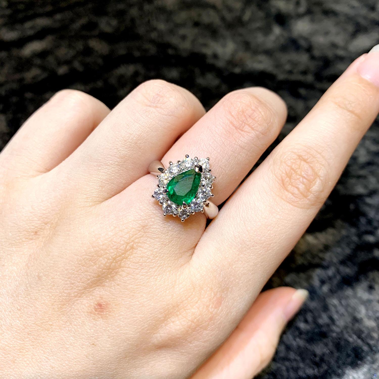 Women's Platinum 1.29 Carat Vivid Green Zambian Emerald and Diamond Wedding Ring For Sale