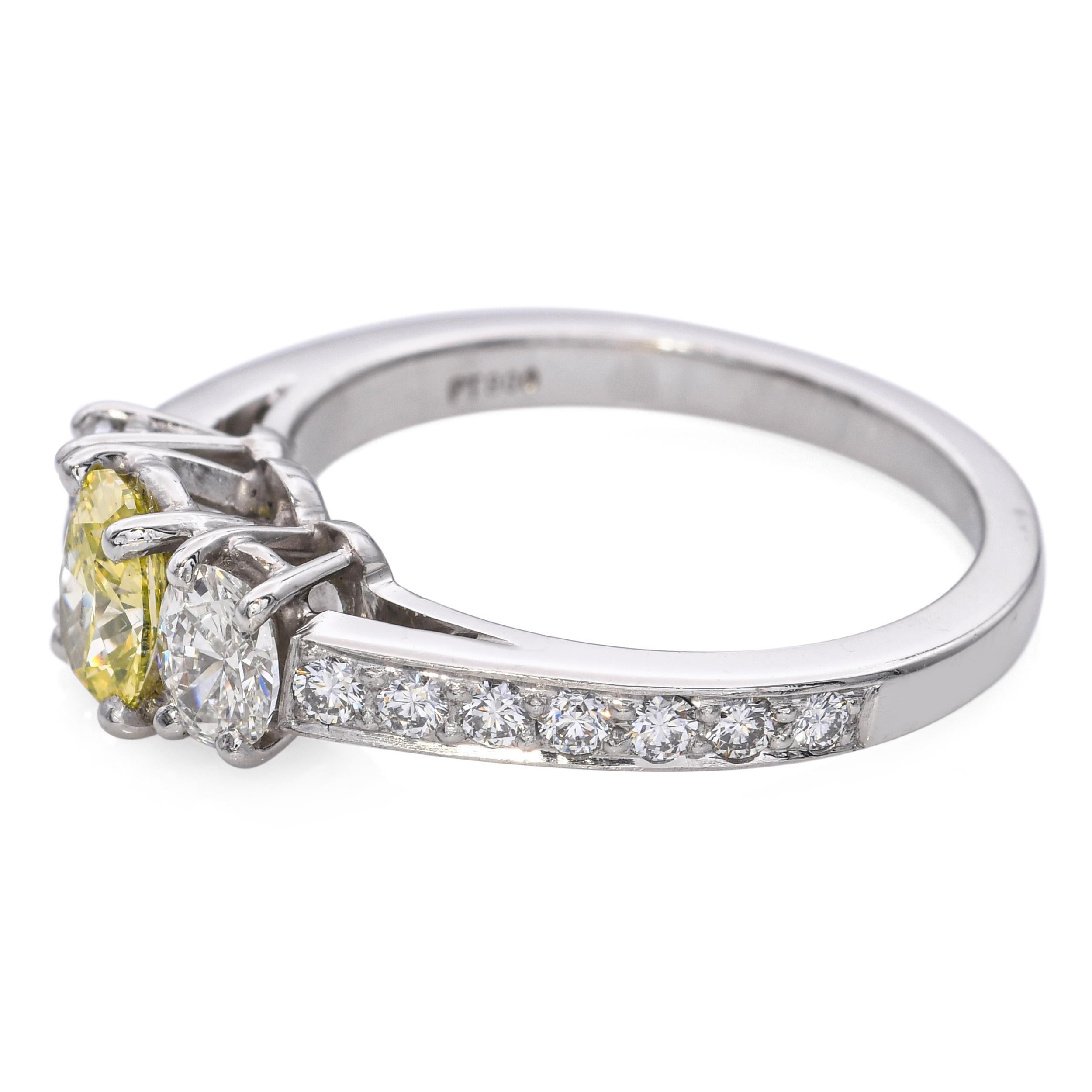 Bague à 3 pierres en platine avec 1,31 pce de diamant et diamant fantaisie jaune-verdâtre Bon état - En vente à New York, NY