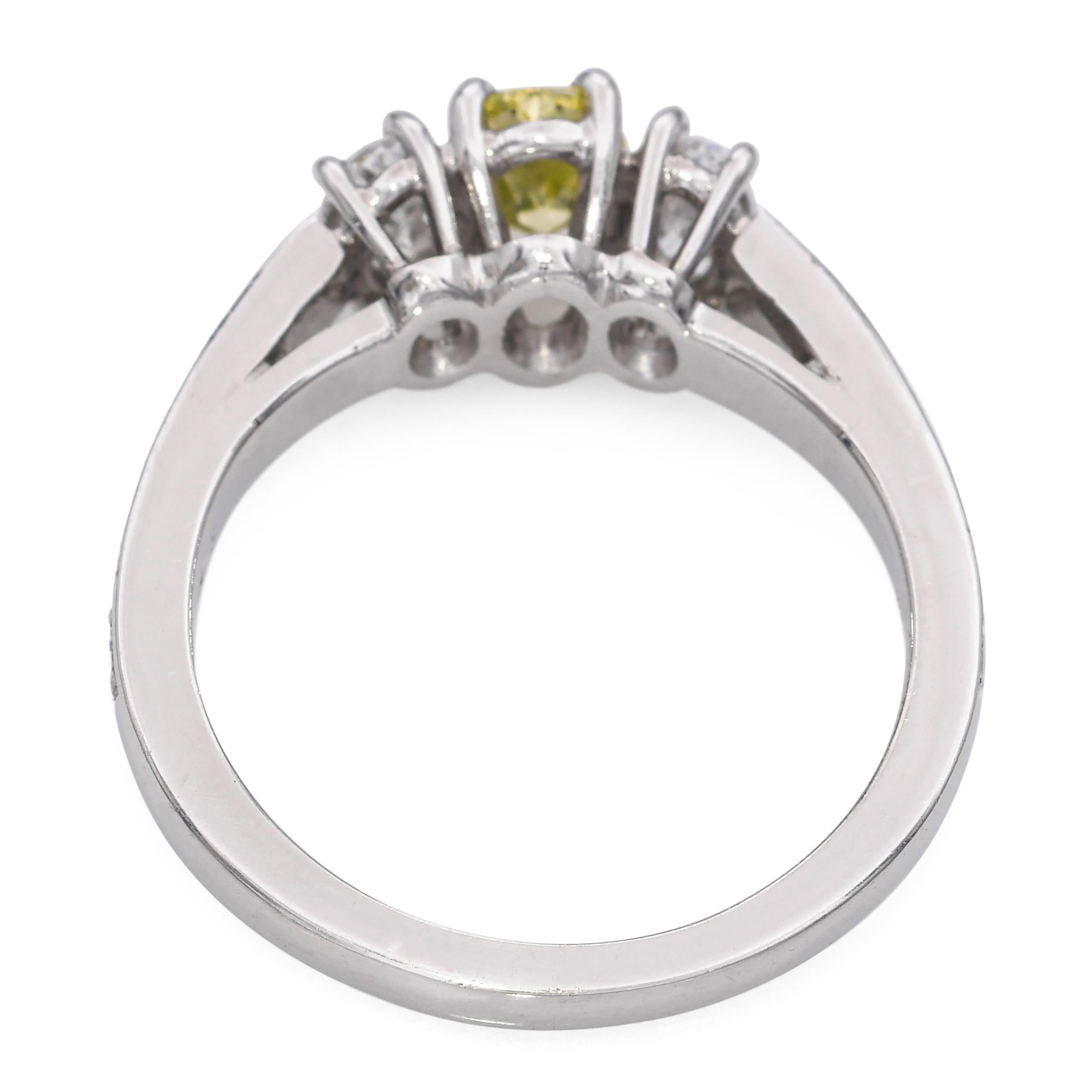 Bague à 3 pierres en platine avec 1,31 pce de diamant et diamant fantaisie jaune-verdâtre Pour femmes en vente