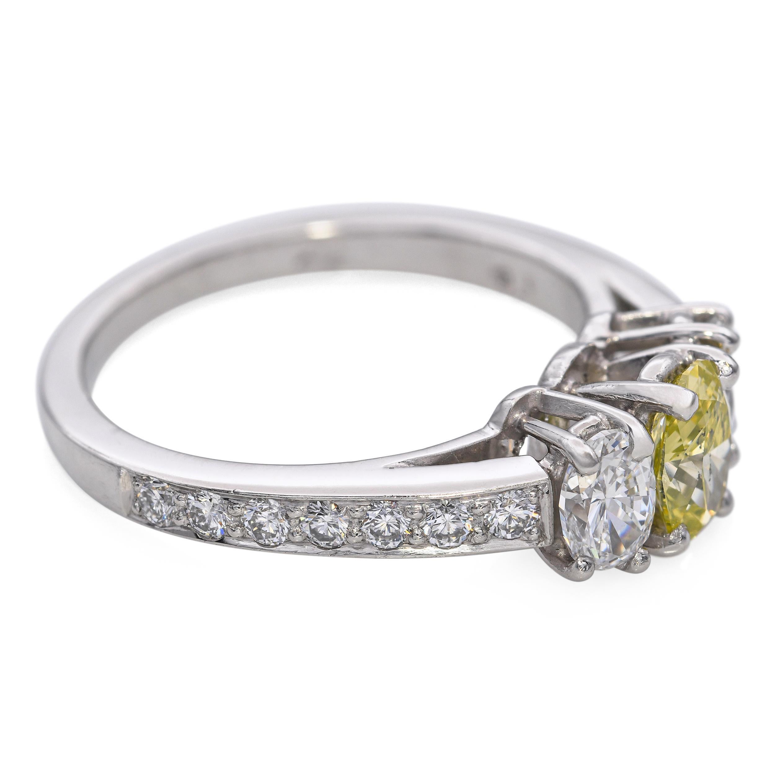Bague à 3 pierres en platine avec 1,31 pce de diamant et diamant fantaisie jaune-verdâtre en vente 1