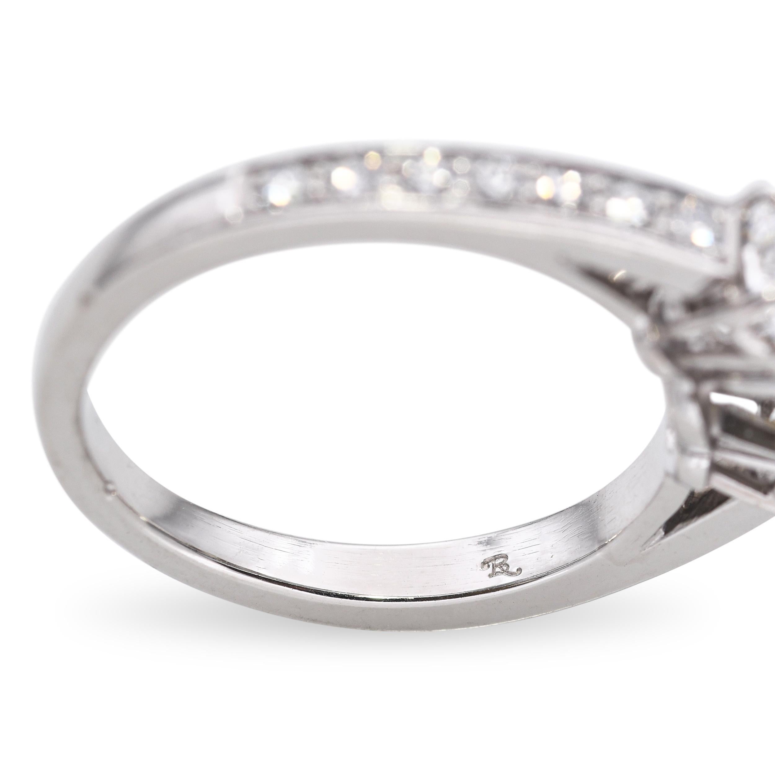 Bague à 3 pierres en platine avec 1,31 pce de diamant et diamant fantaisie jaune-verdâtre en vente 2