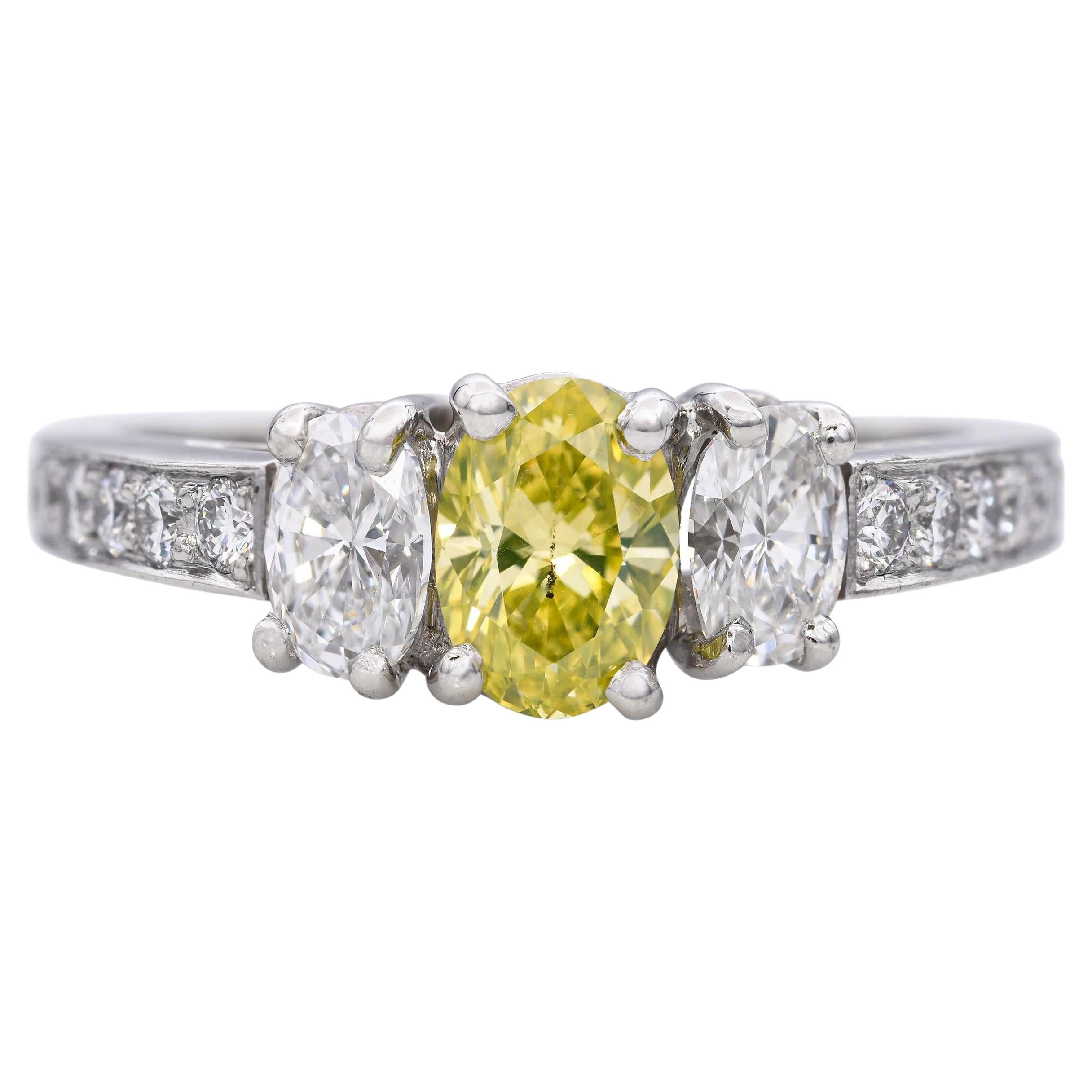 Bague à 3 pierres en platine avec 1,31 pce de diamant et diamant fantaisie jaune-verdâtre en vente