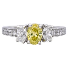 Bague à 3 pierres en platine avec 1,31 pce de diamant et diamant fantaisie jaune-verdâtre