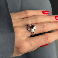 Anillo Hexágono de Platino con Diamantes y Rubí Sangre de Paloma de 1,35 Quilates