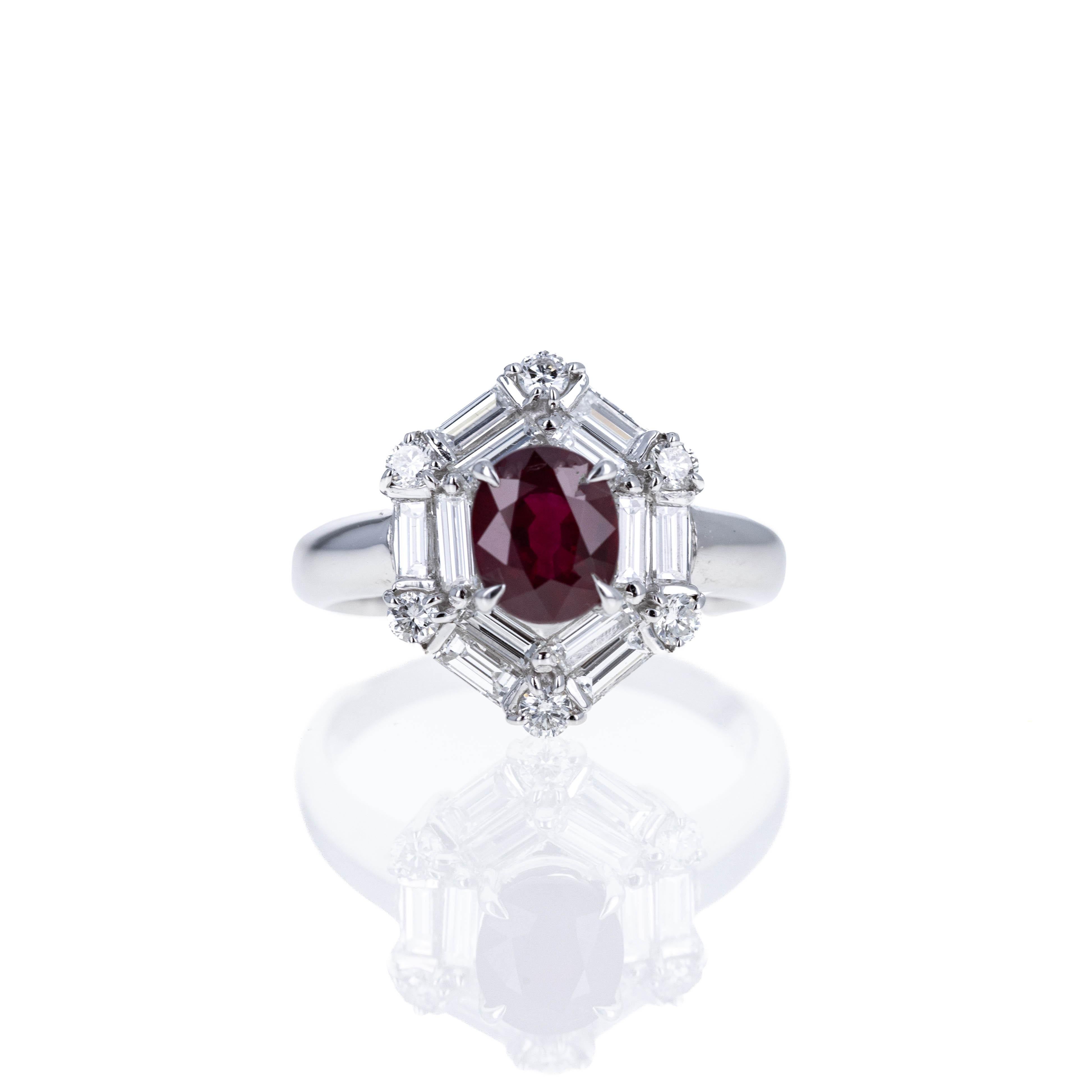 Sechseckiger Platinring mit 1,35 Karat Taubenblut-Rubin-Diamant im Angebot 1