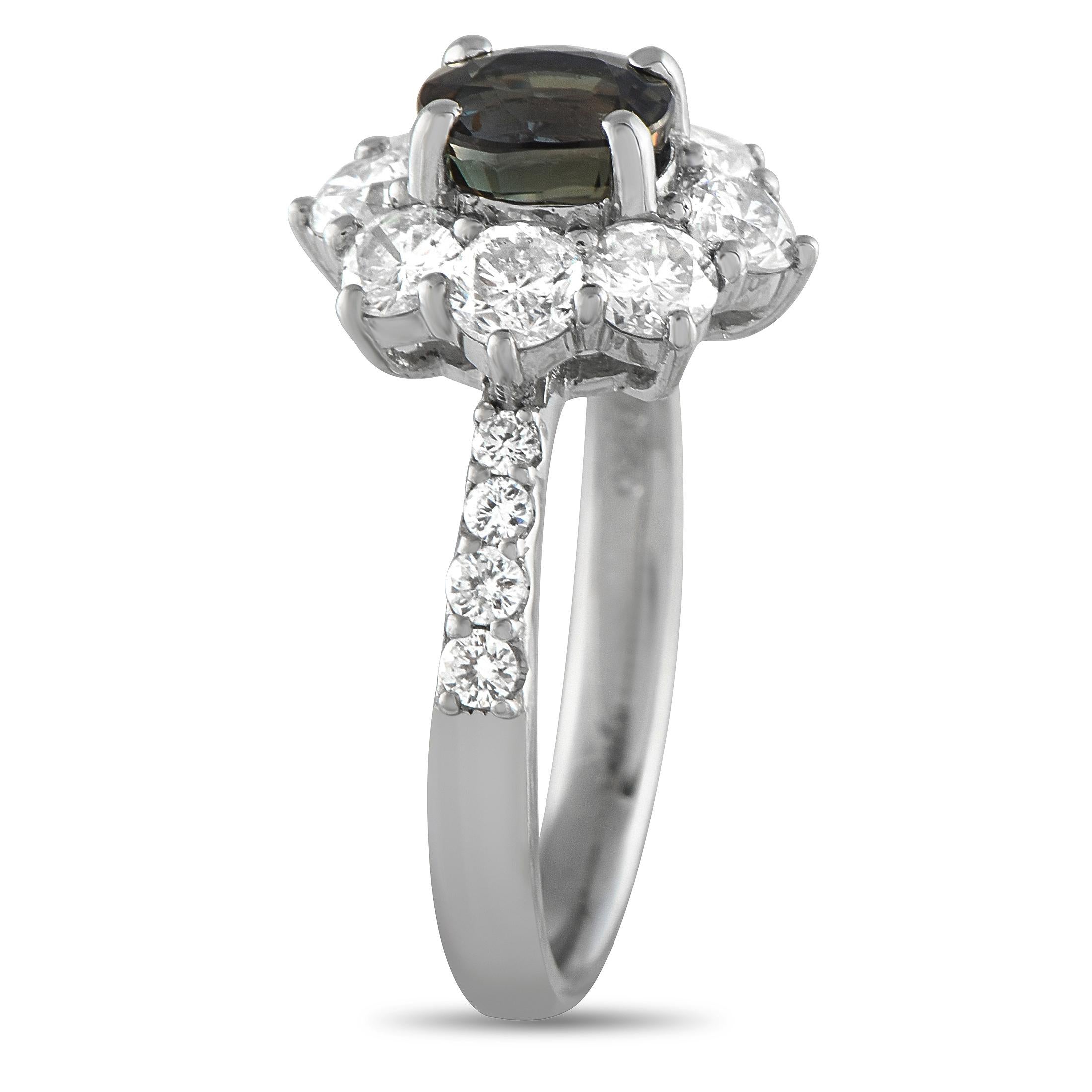 Questo anello radioso aggiungerà immediatamente un tocco di lusso a qualsiasi ensemble. Diamanti per un peso totale di 1,35 carati permettono di catturare la luce, mentre una singola pietra di Alessandrite da 1,12 carati fa bella mostra di sé al