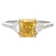 Bague diamant certifié GIA 1.36 cts taille coussin Fancy Intense Orangy Yellow 