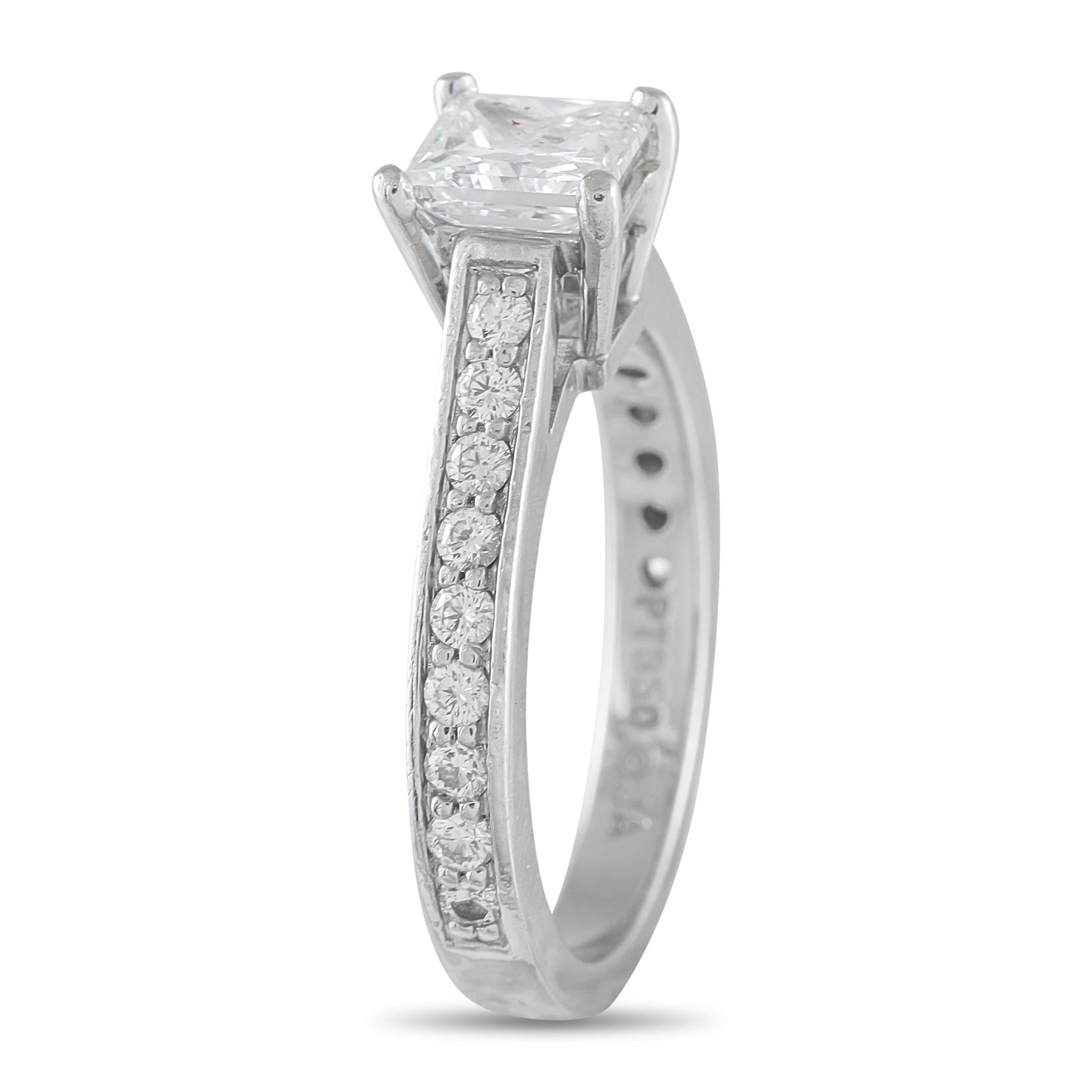 Ein klassisches Symbol für dauerhafte Liebe. Dieser Platinring präsentiert eine anmutige Kathedralenfassung, die den zentralen Diamanten von 1,0 Karat mit Leichtigkeit und Höhe anhebt. Der zentrale Diamant mit der Farbe G und der Reinheit VS2 sitzt