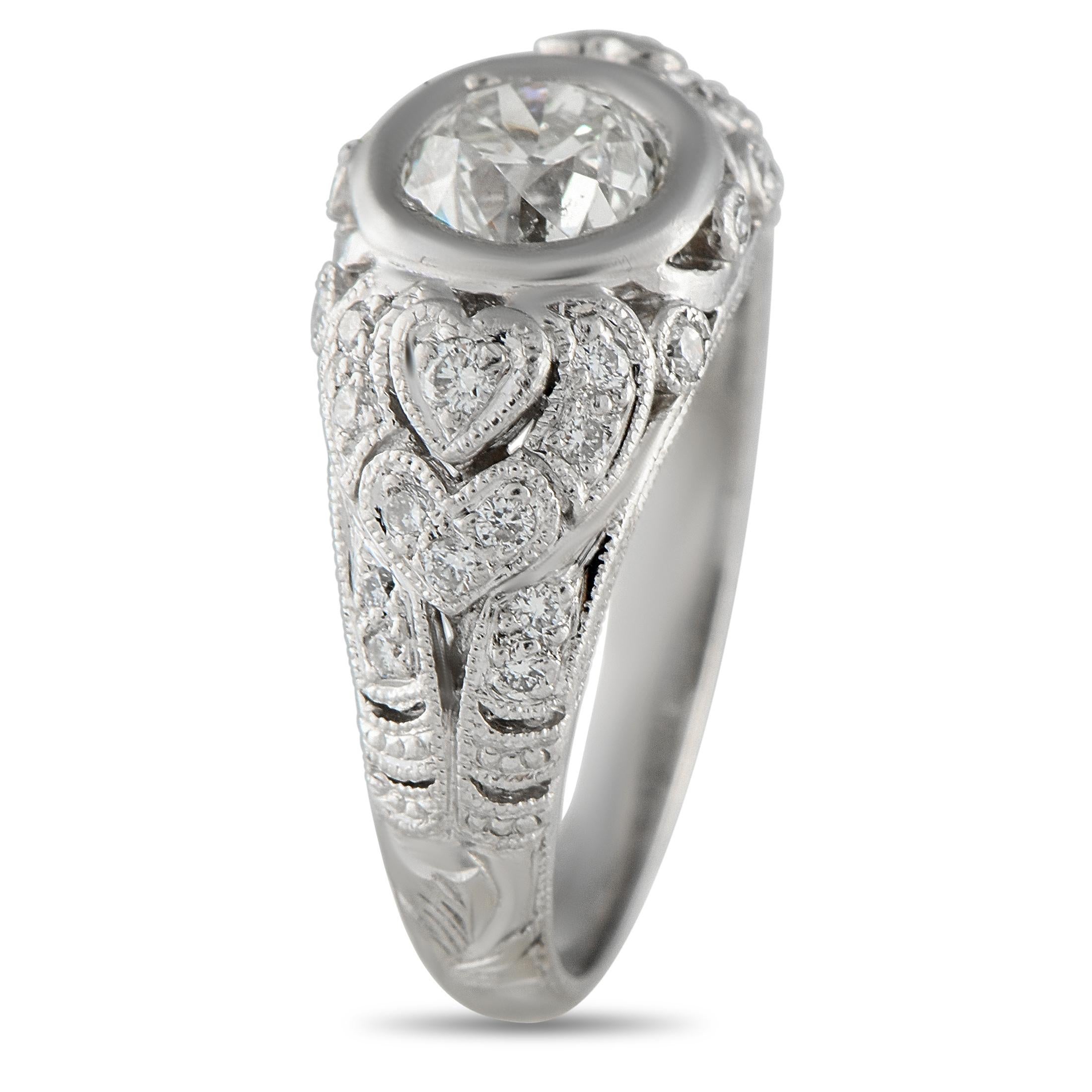 Questo anello Art Deco è ricco di dettagli intricati. Oltre all'ornata metalleria in platino, include una pietra centrale di diamante da 1,02 carati e altri accenti di diamante per un totale di 0,35 carati. La fascia larga 2 mm e l'altezza superiore