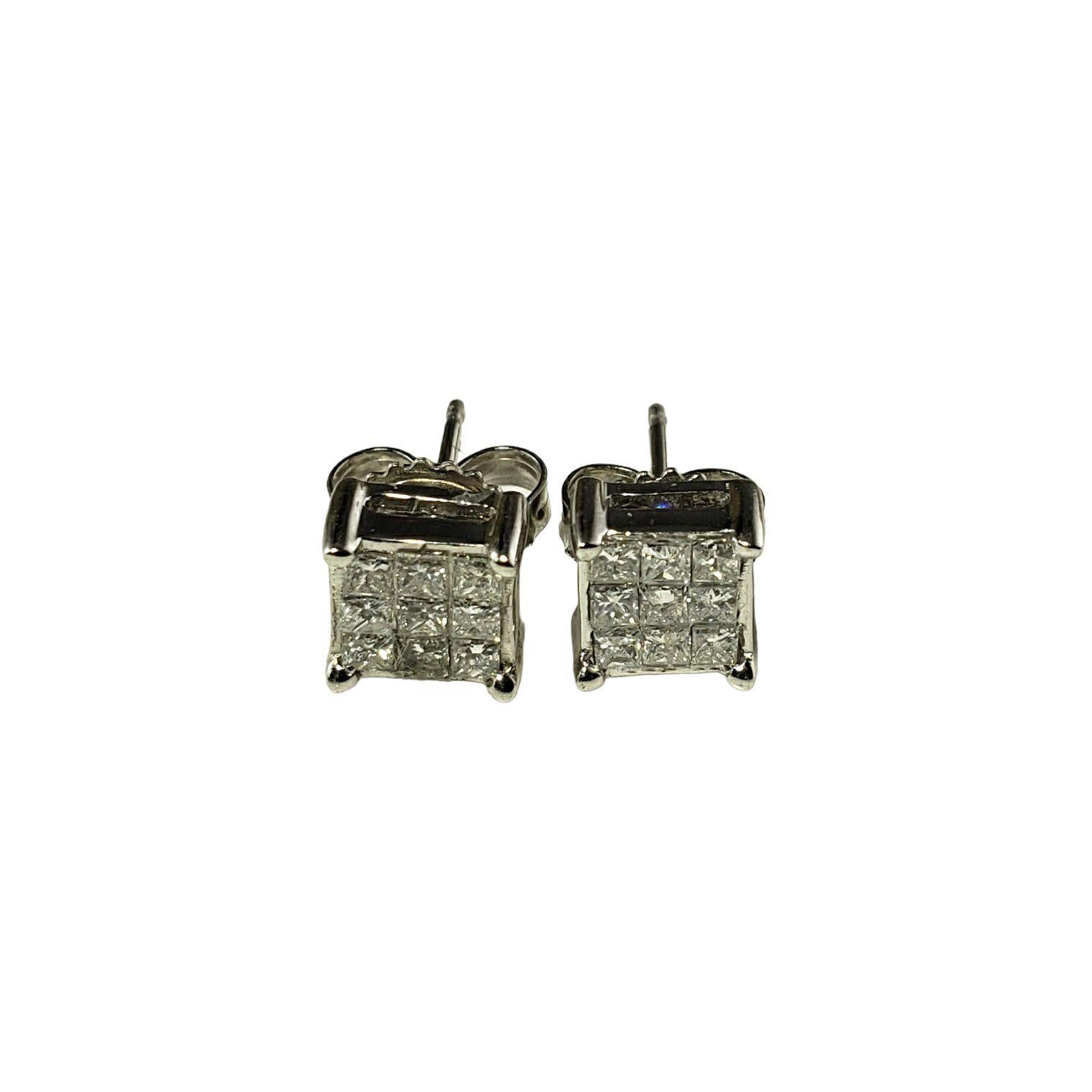 Orecchini vintage in platino e diamanti...

Questi scintillanti orecchini presentano ciascuno nove diamanti taglio princess incastonati nel classico platino. Chiusure push back.

Peso totale dei diamanti: .59 ct.

Colore del diamante: 