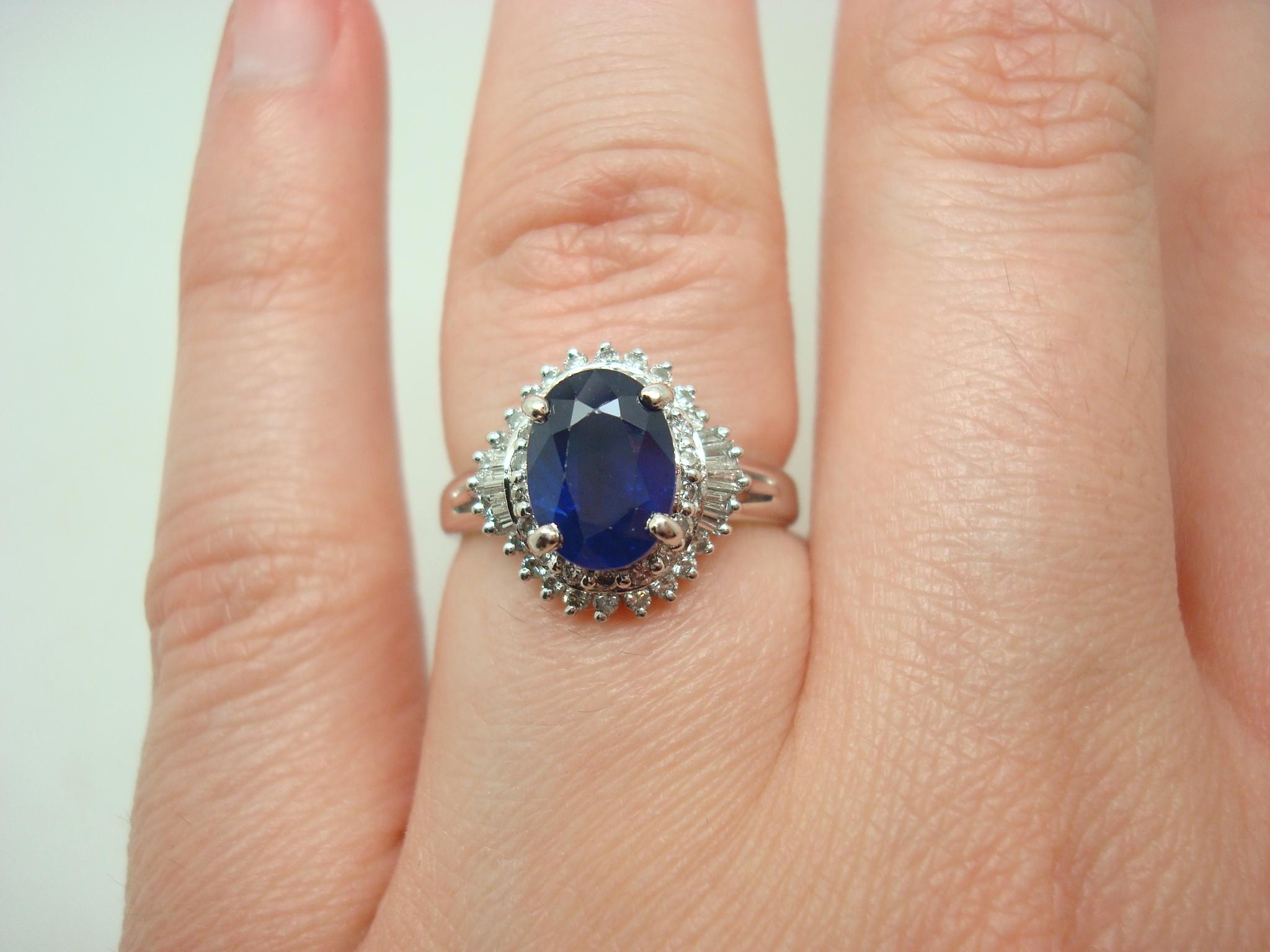 Platinum 1.42ct Blue Sapphire and Diamond Ring In Excellent Condition For Sale In Big Bend, WI