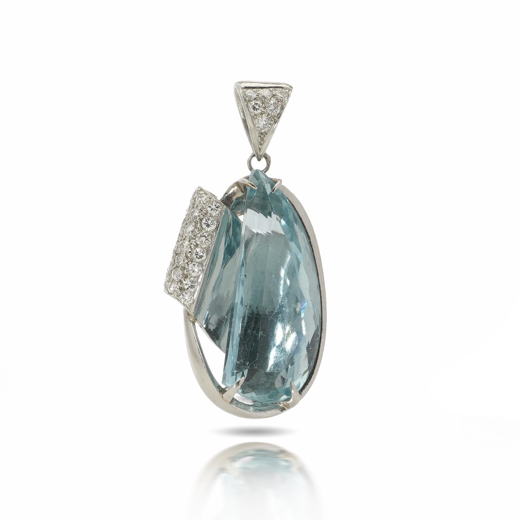 Acquamarina in platino da 14,39 carati a forma di mezza goccia con diamanti rotondi taglio brillante.
Marchio di garanzia per il platino.

Questo ciondolo in platino presenta un'acquamarina a forma di pera da 14,39 carati, che si distingue per la