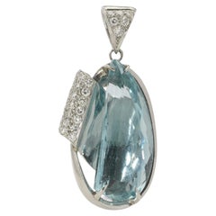 Pendentif en platine 14,39 carats en forme de demi-goutte d'aigue-marine