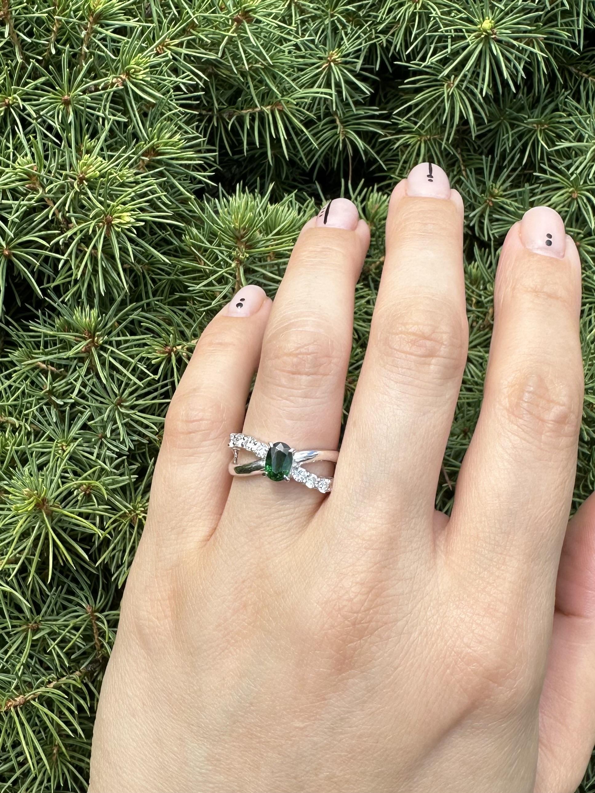 Platin 1,44ctw Oval Vivid Green Tsavorite Diamant Crossover Design Band Ring im Angebot 7