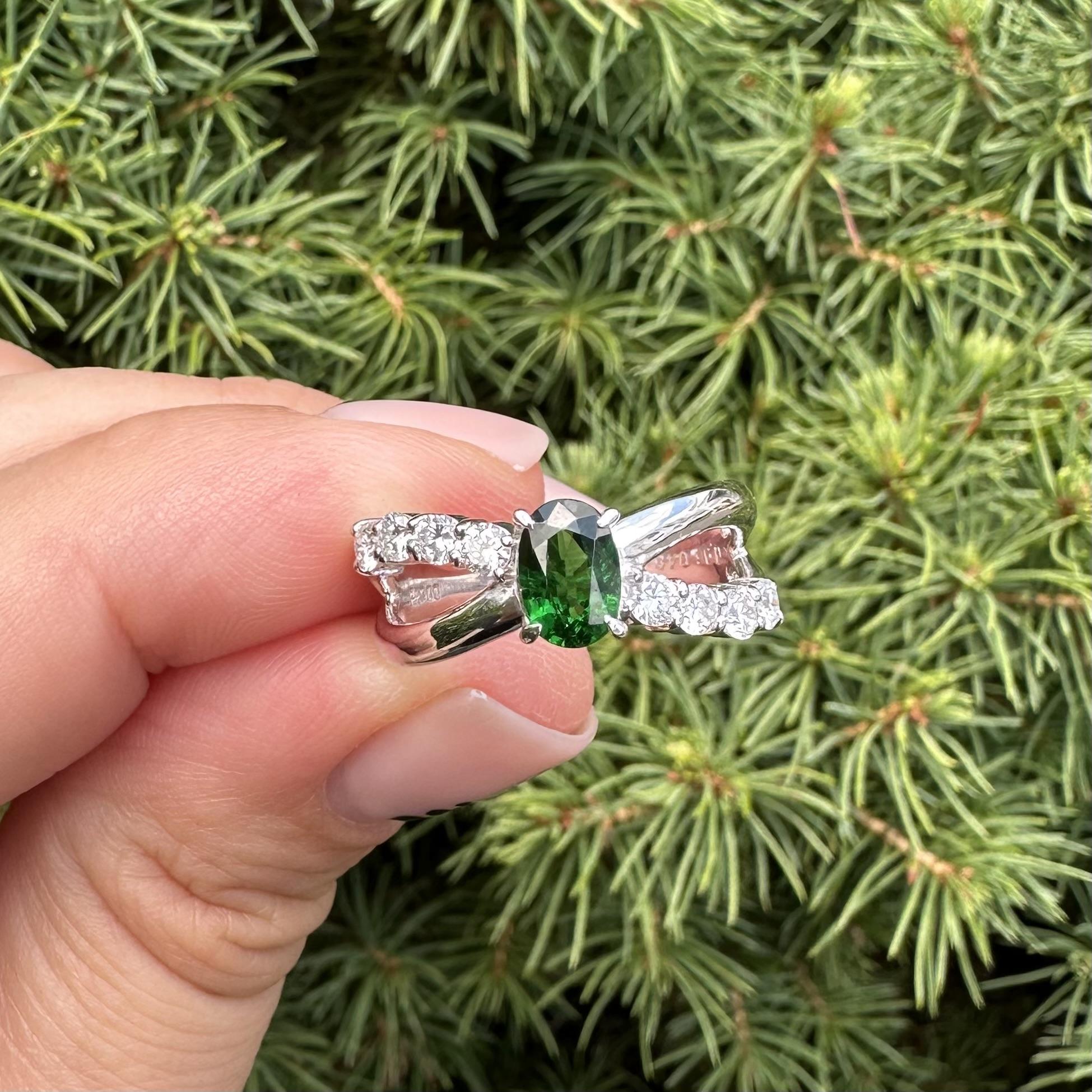 --Stein(e):--
(1) Natürlicher echter Tsavorit - Ovalschliff - Zackenfassung - lebhafte hellgrüne Farbe - 6,8x4,7mm - 0,96ct (genau )
(8) Natürliche Echte Diamanten - Runder Brillantschliff - Zinkenbesatz - Schöne weiße Brillantfarbe - 0,48ctw (genau