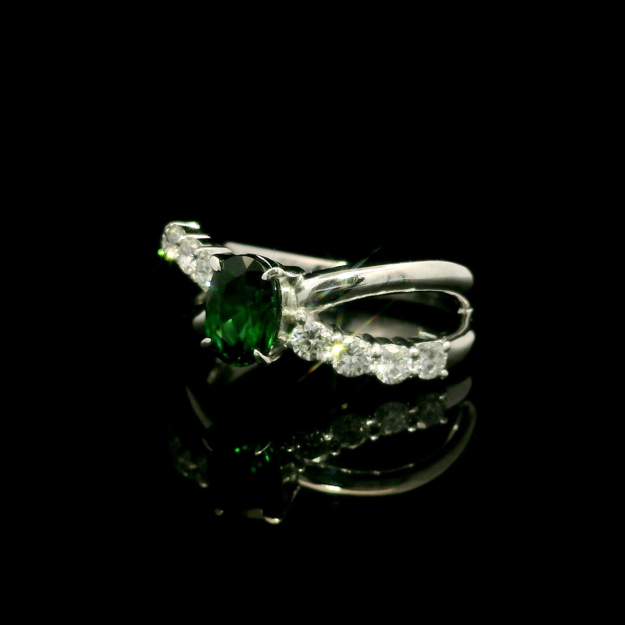 Platin 1,44ctw Oval Vivid Green Tsavorite Diamant Crossover Design Band Ring im Zustand „Hervorragend“ im Angebot in Montclair, NJ