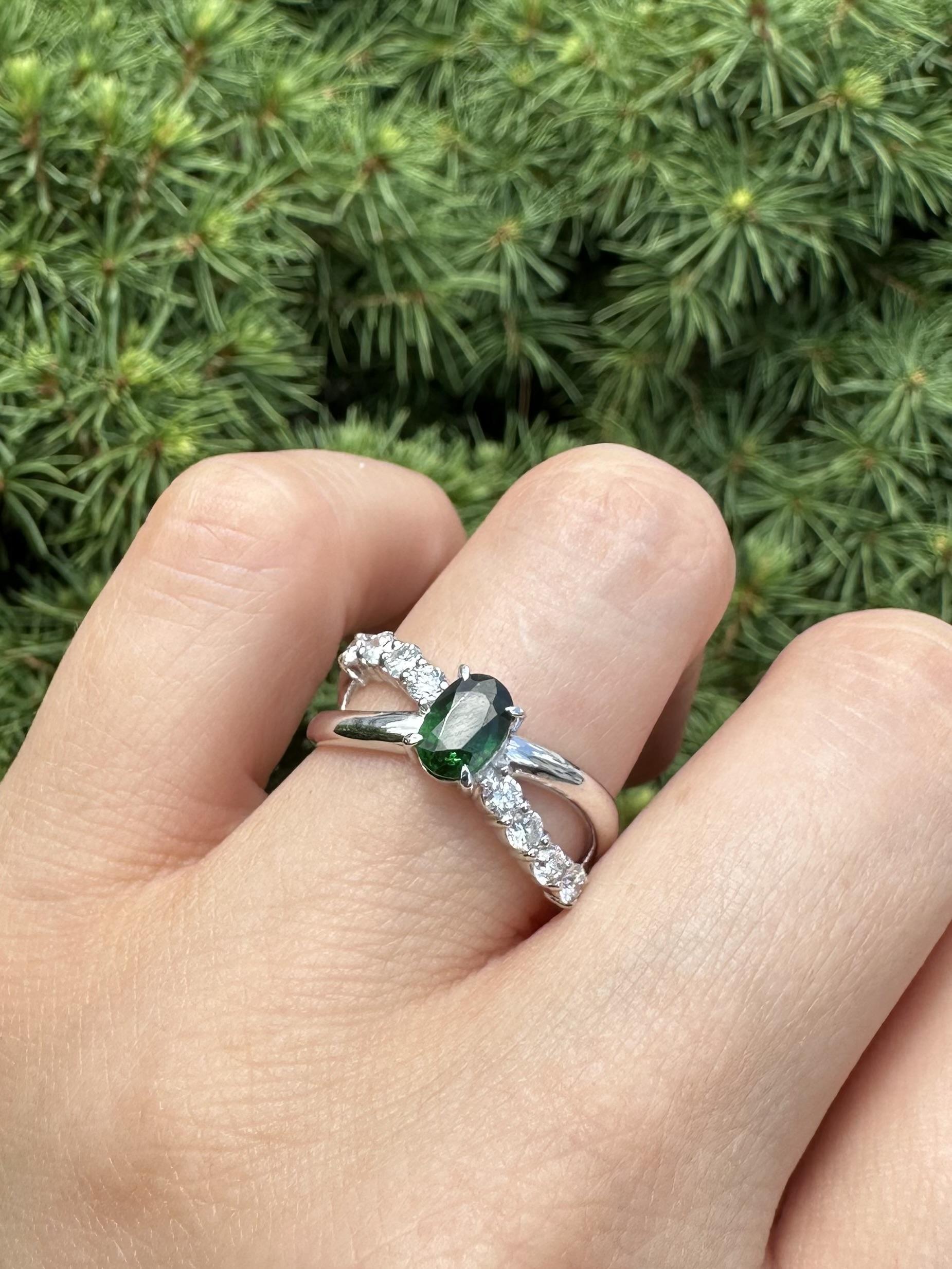 Platin 1,44ctw Oval Vivid Green Tsavorite Diamant Crossover Design Band Ring im Angebot 2