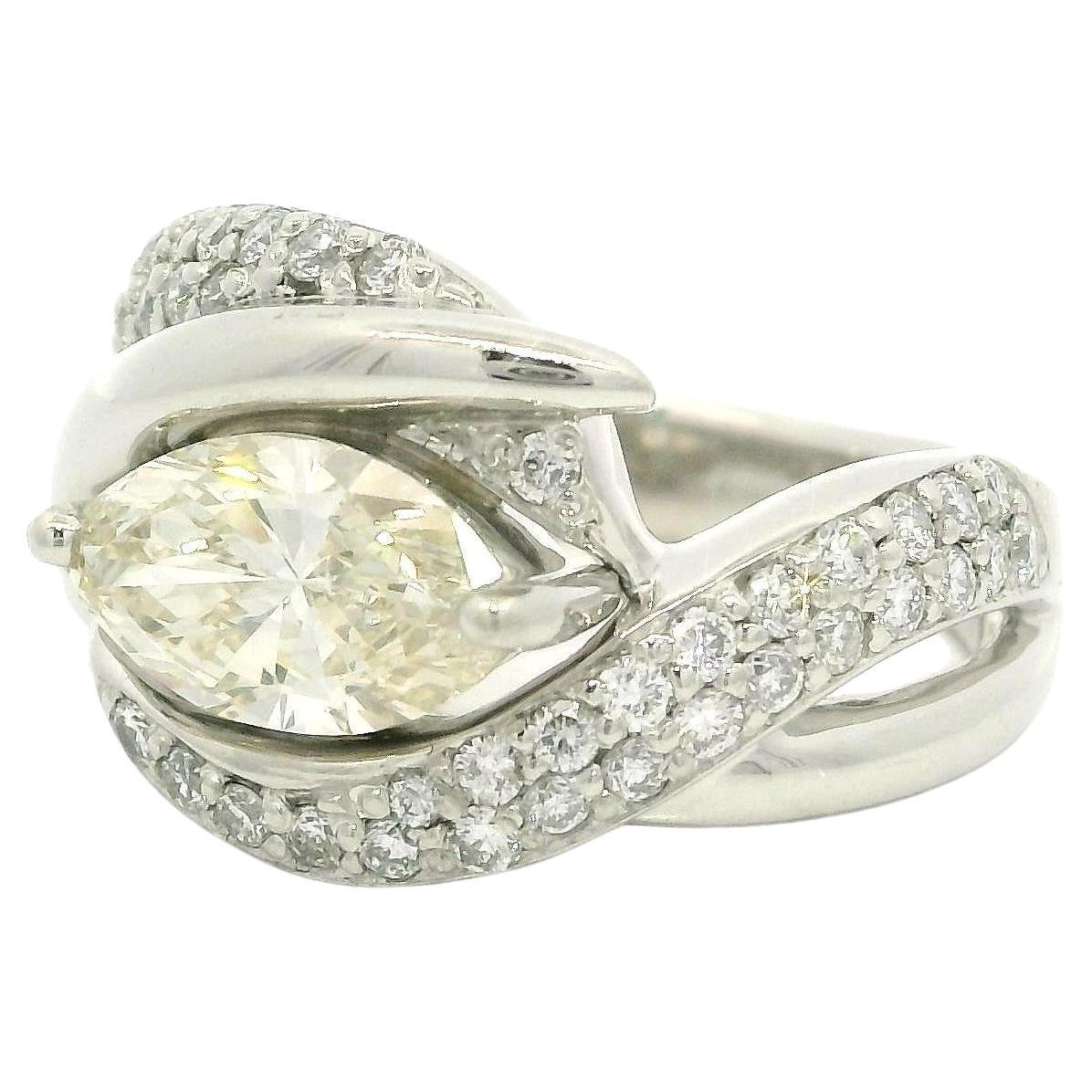 --Stein(e):--
(1) Natürlicher echter Diamant - Marquise-Schliff - Zinkenbesatz - Farbe schwach gelb - sehr brillant - Reinheit SI2 - 1,00ct (genau)
Zahlreiche natürliche echte Diamanten - runder Brillantschliff - Pave Set - schöne weiße Brillanten -