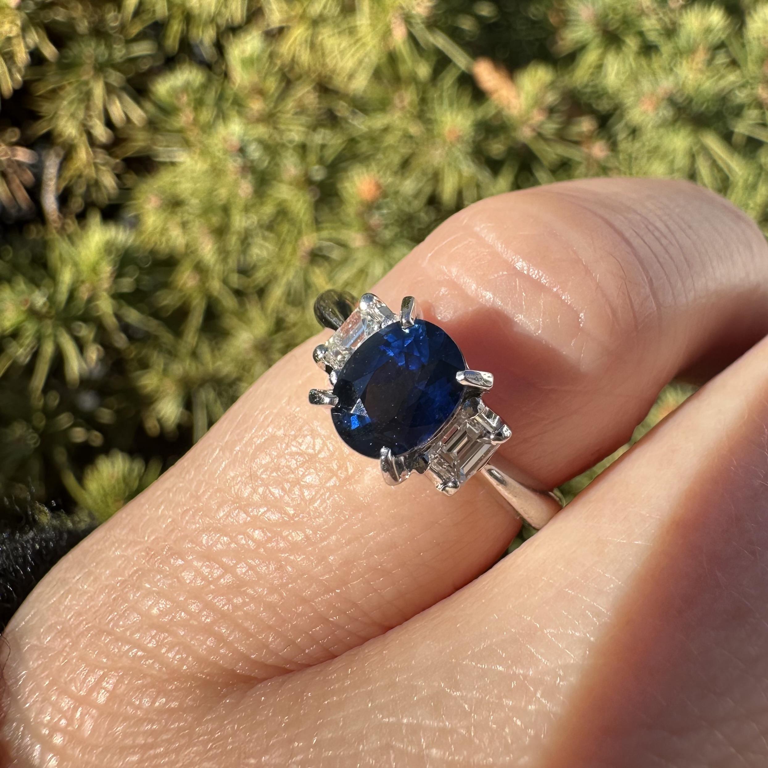 Anillo de platino con zafiro azul real ovalado de 1,47 ctw y acentos de diamantes baguette en los lados en venta 5