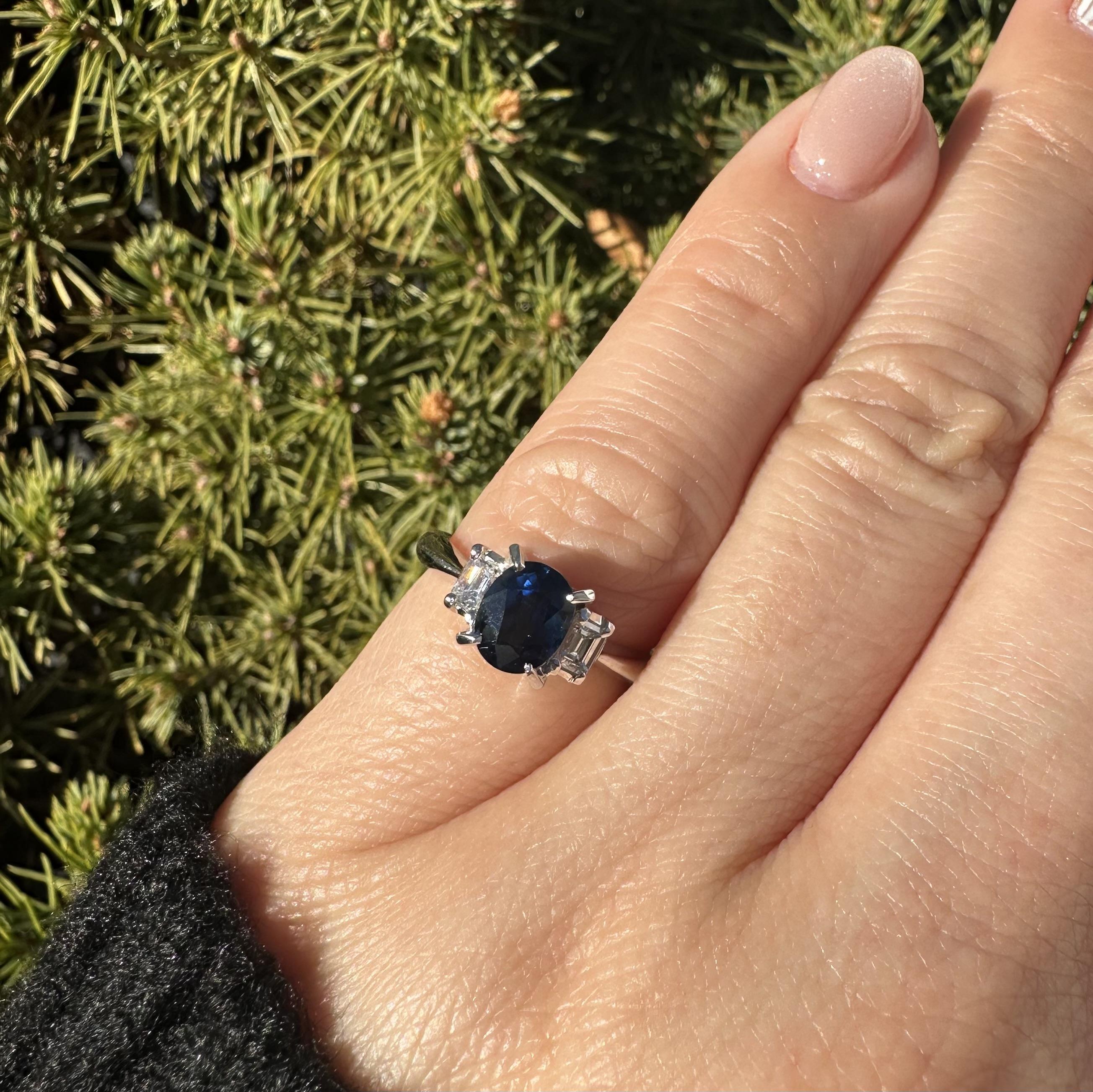 Anillo de platino con zafiro azul real ovalado de 1,47 ctw y acentos de diamantes baguette en los lados en venta 6