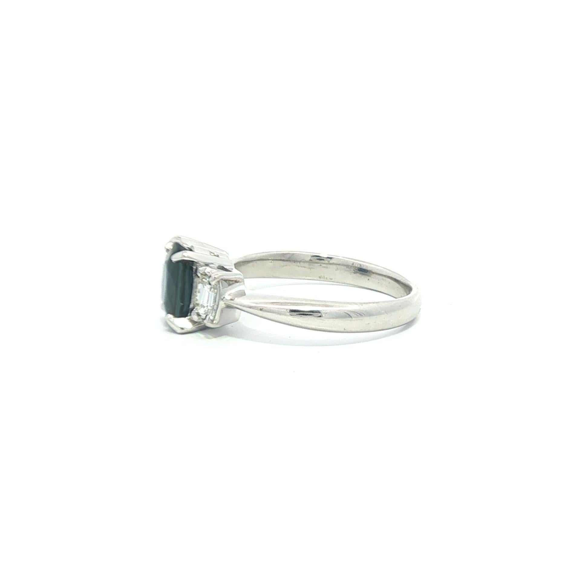 Anillo de platino con zafiro azul real ovalado de 1,47 ctw y acentos de diamantes baguette en los lados en Excelente estado para la venta en Montclair, NJ