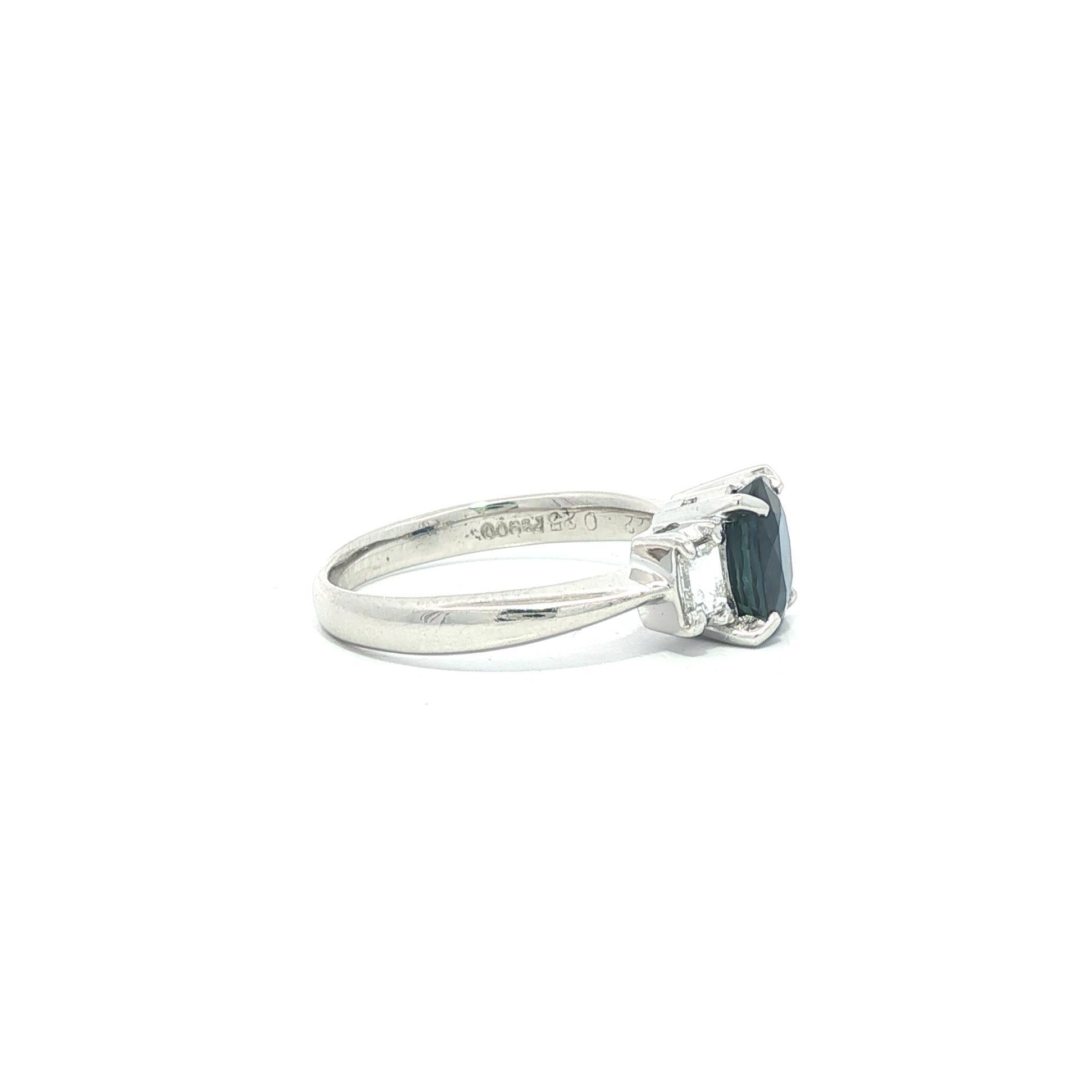 De las mujeres Anillo de platino con zafiro azul real ovalado de 1,47 ctw y acentos de diamantes baguette en los lados en venta