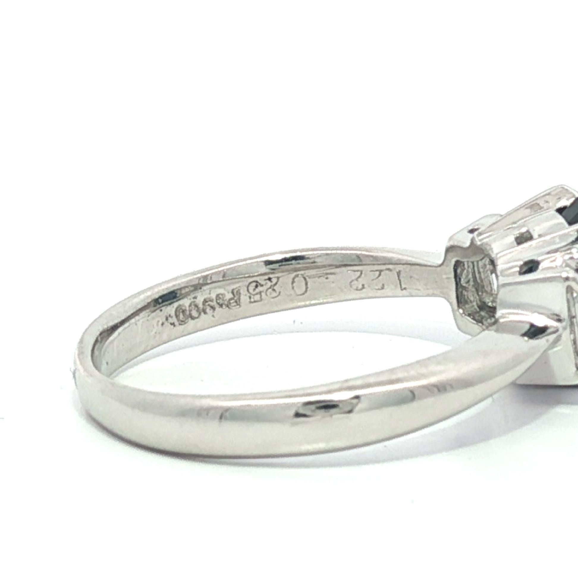 Anillo de platino con zafiro azul real ovalado de 1,47 ctw y acentos de diamantes baguette en los lados en venta 1