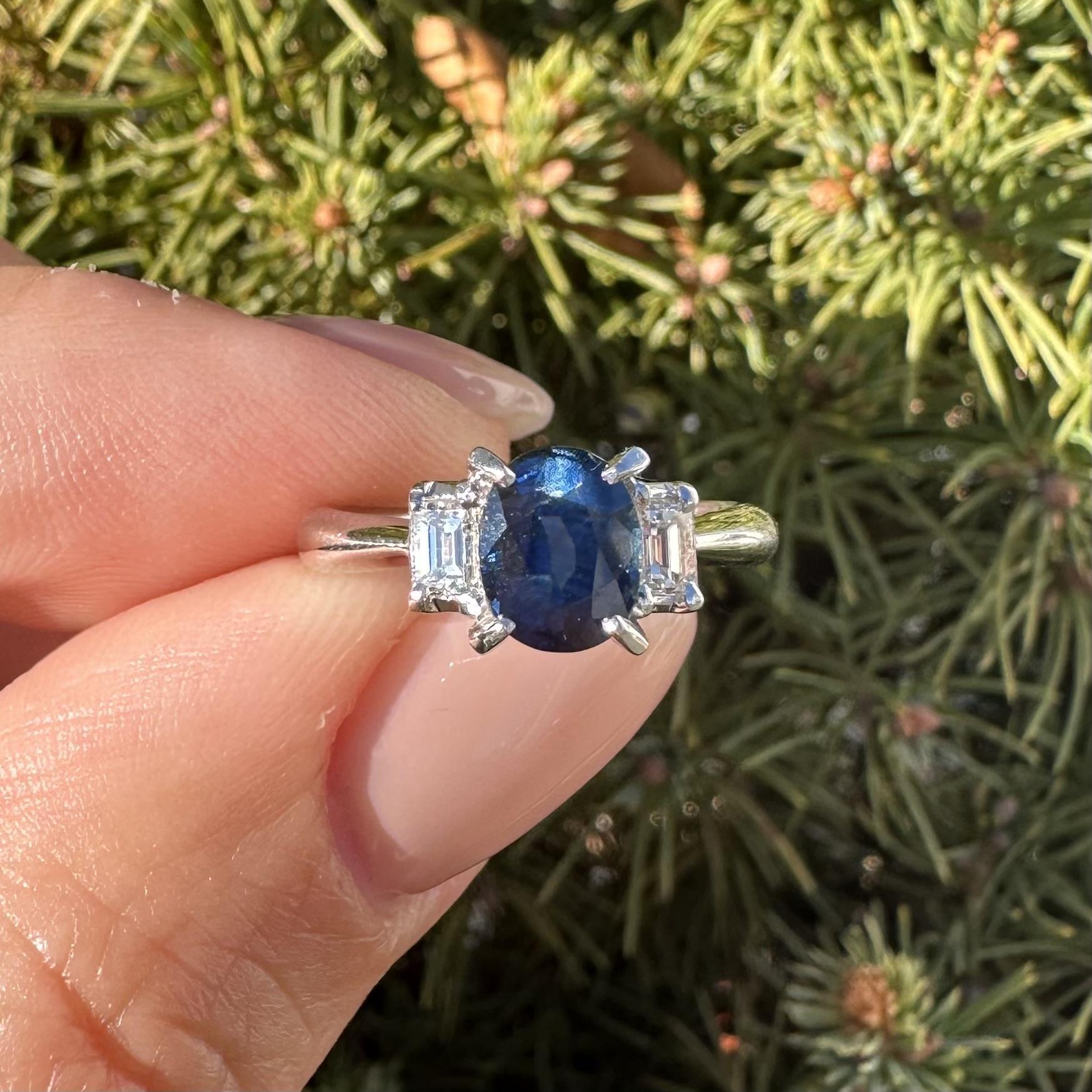 Anillo de platino con zafiro azul real ovalado de 1,47 ctw y acentos de diamantes baguette en los lados en venta 3