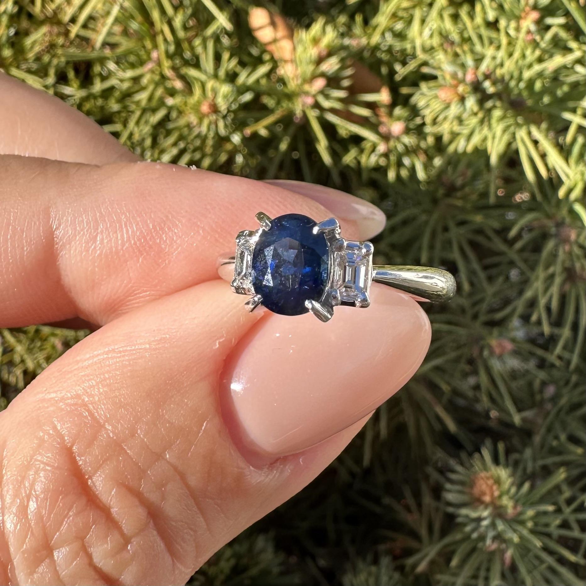 Anillo de platino con zafiro azul real ovalado de 1,47 ctw y acentos de diamantes baguette en los lados en venta 4