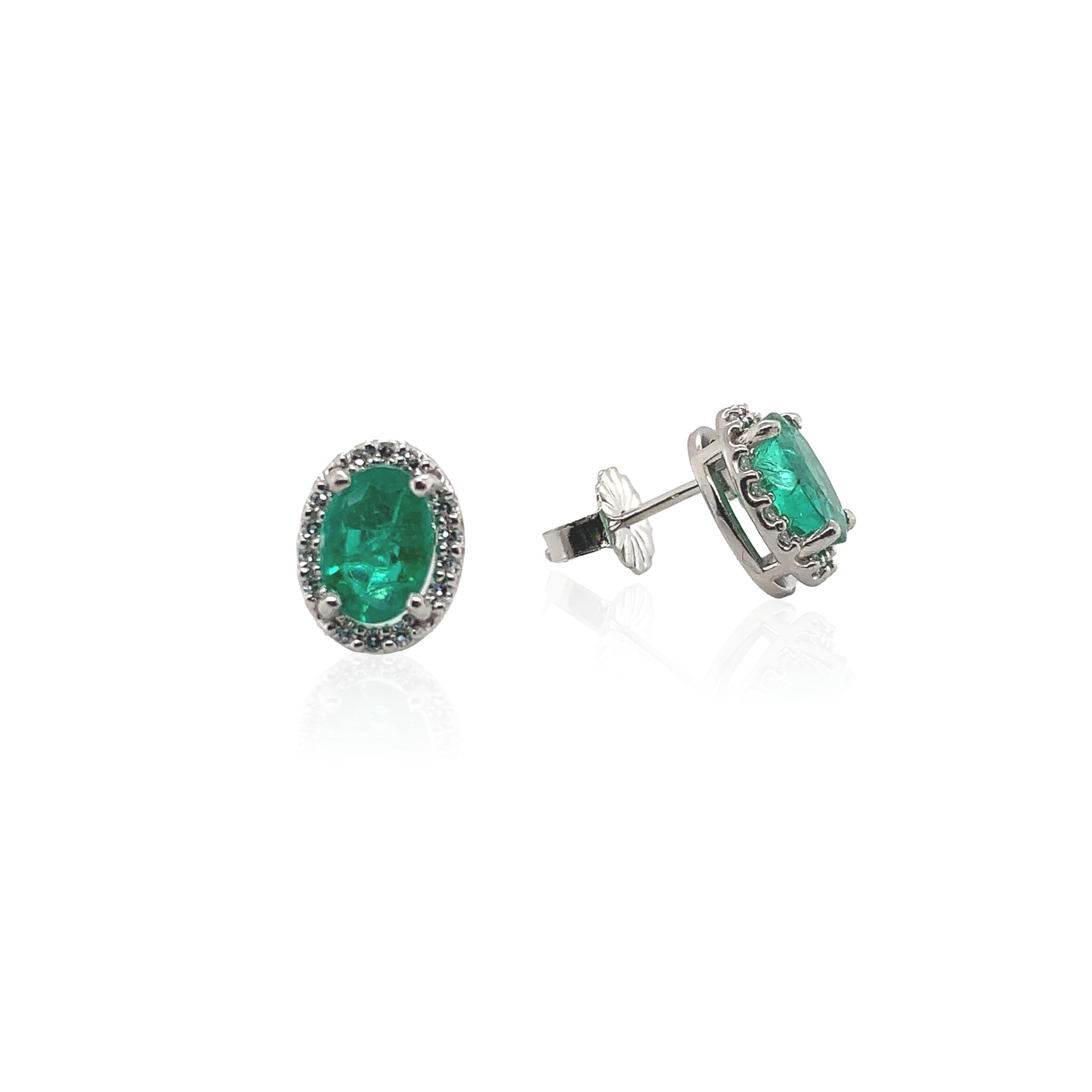 Modern Platinum 1.48cttw Fine Emerald and Diamond Stud Earrings For Sale