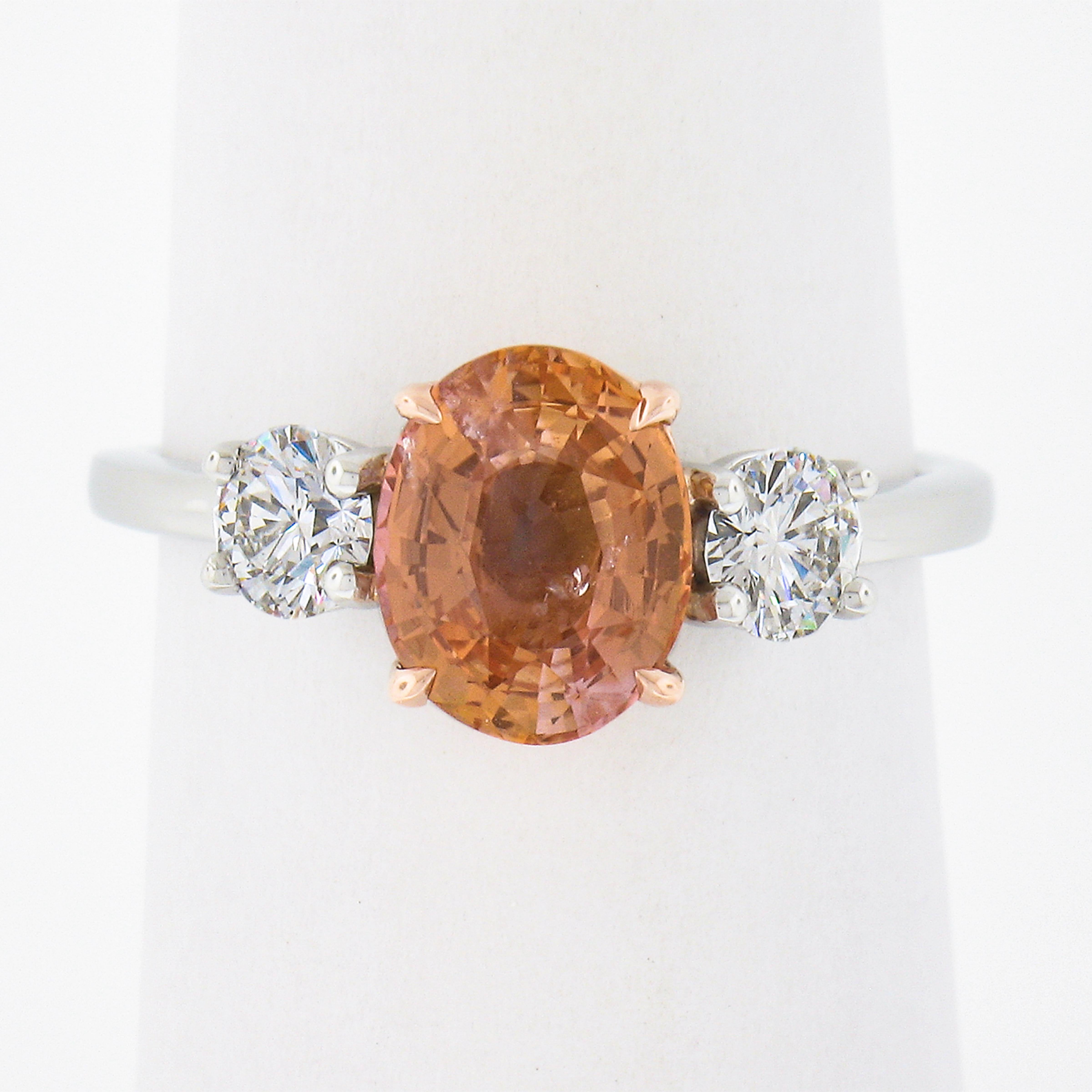 Taille ovale Bague de fiançailles AGL Ceylan saphir orange et diamant 3 pierres en platine et or 14 carats en vente