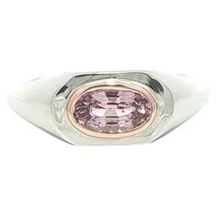 Ring aus Platin und 14-karätigem Gold mit einem von der GIA zertifizierten, nicht erhitztem Padparadscha-Saphir (0,89 Karat) in East-West-Fassung