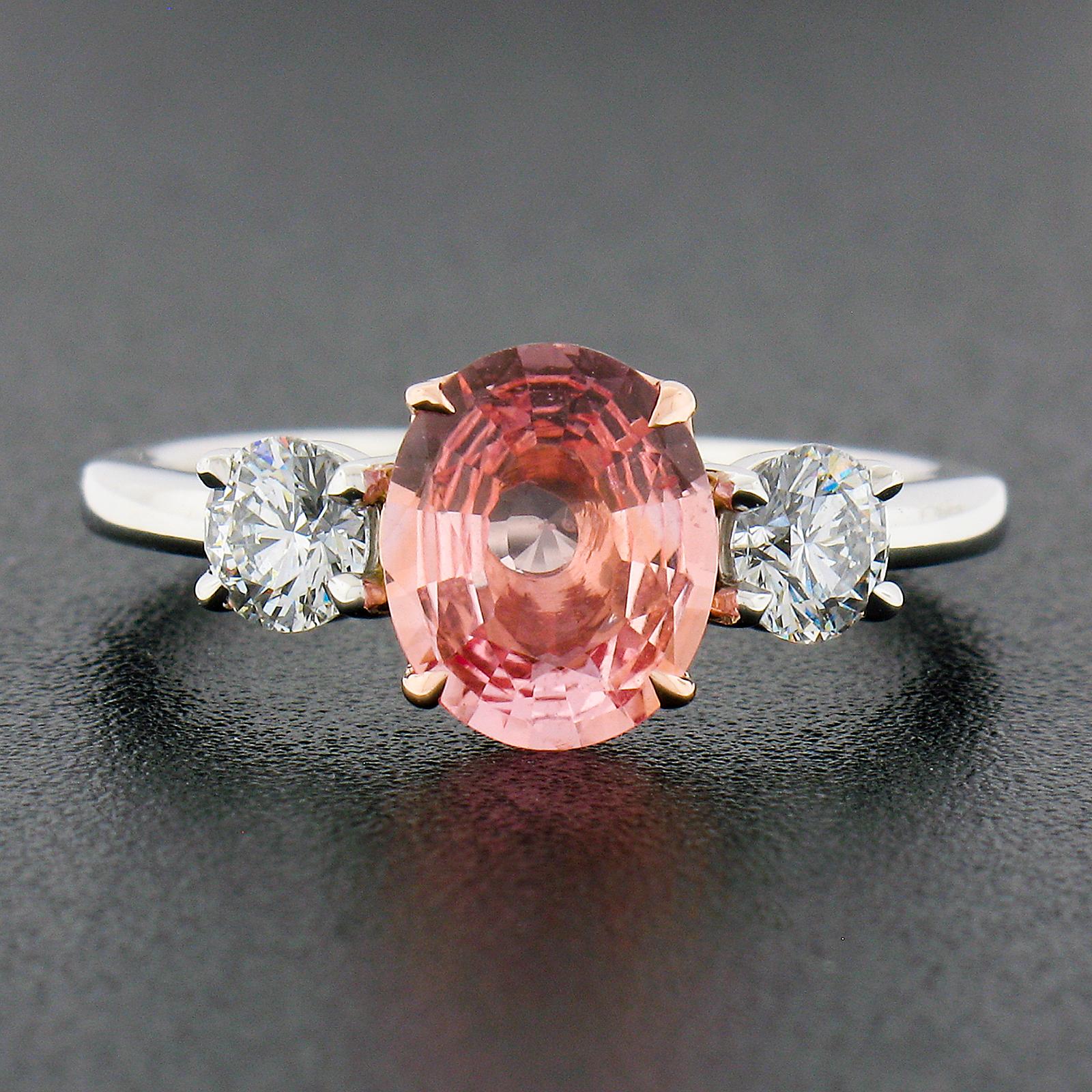 Taille ovale Bague de fiançailles 3 pierres en platine et or 14K GIA saphir Padparadscha et diamant en vente