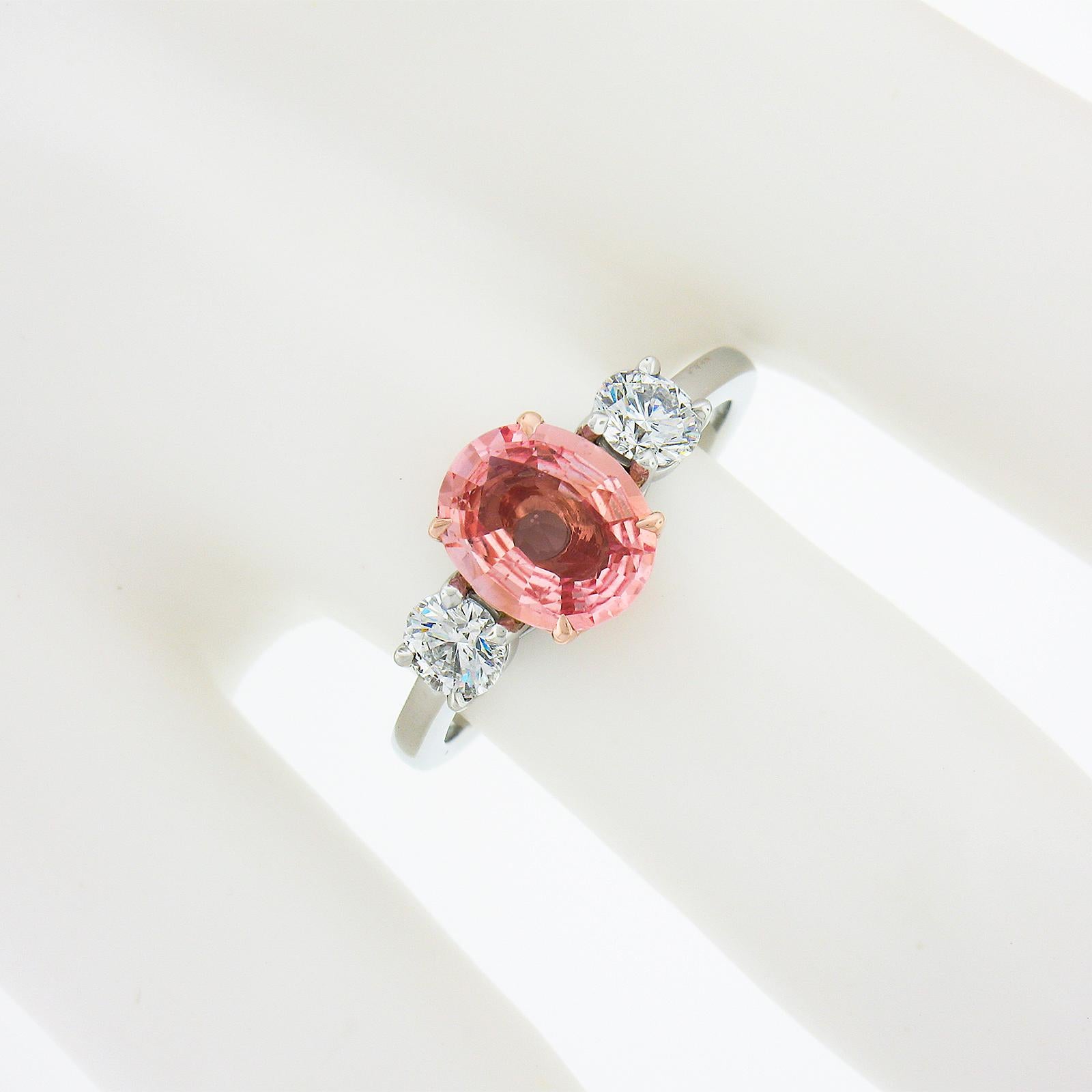 Bague de fiançailles 3 pierres en platine et or 14K GIA saphir Padparadscha et diamant Neuf - En vente à Montclair, NJ